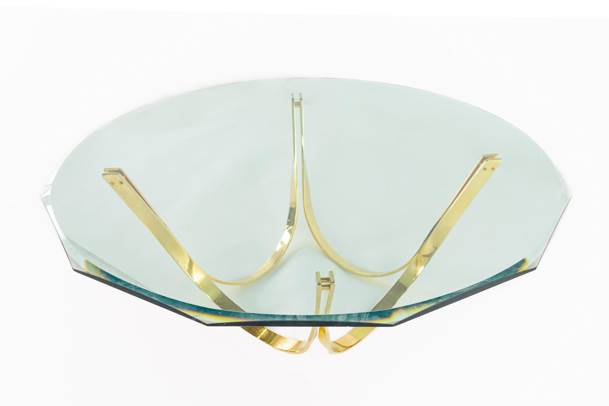 Américain Roger Sprunger Table du milieu du siècle en verre et laiton en vente