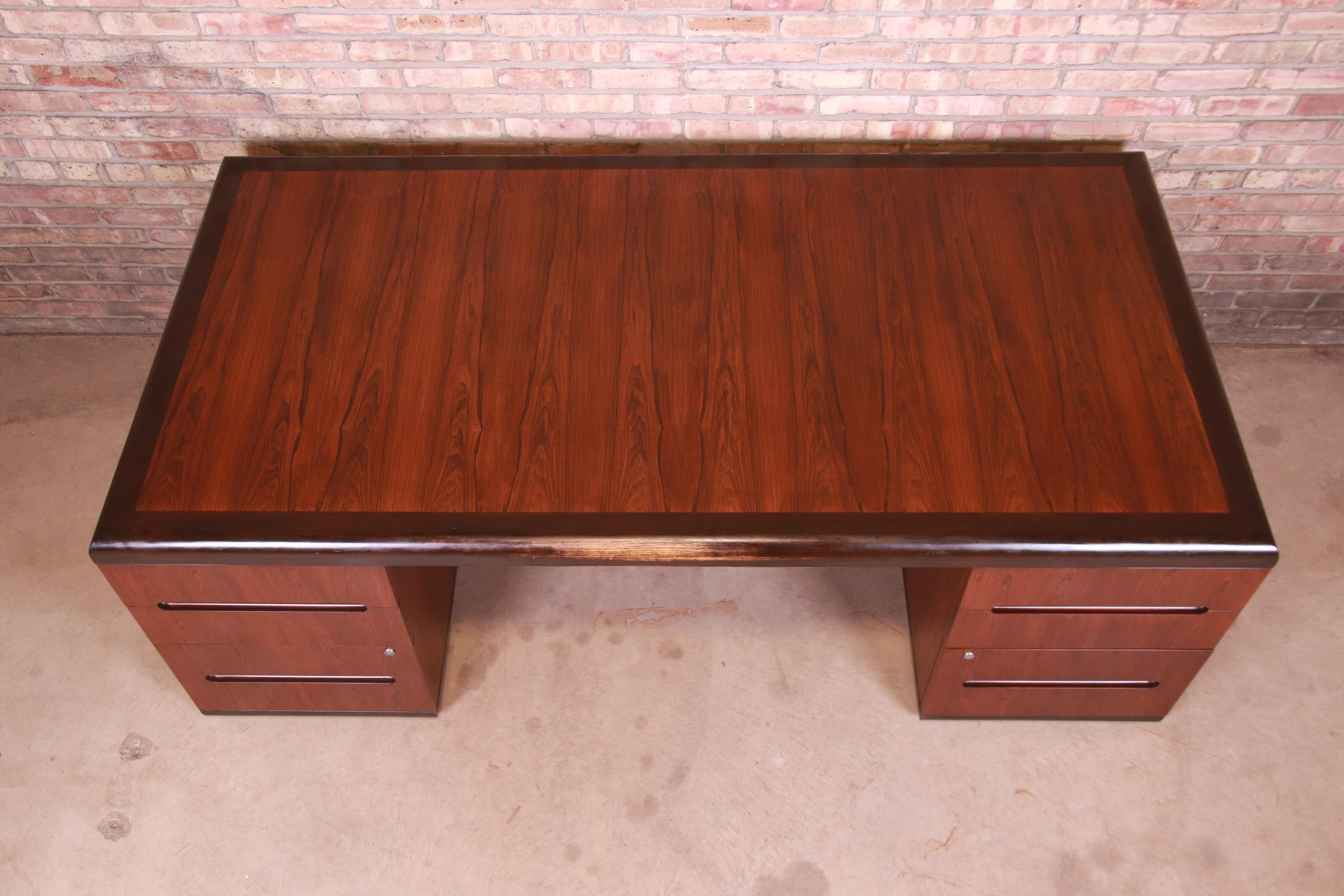 Roger Spunger for Dunbar Rosewood Executive Desk, 1970s In Good Condition In South Bend, IN