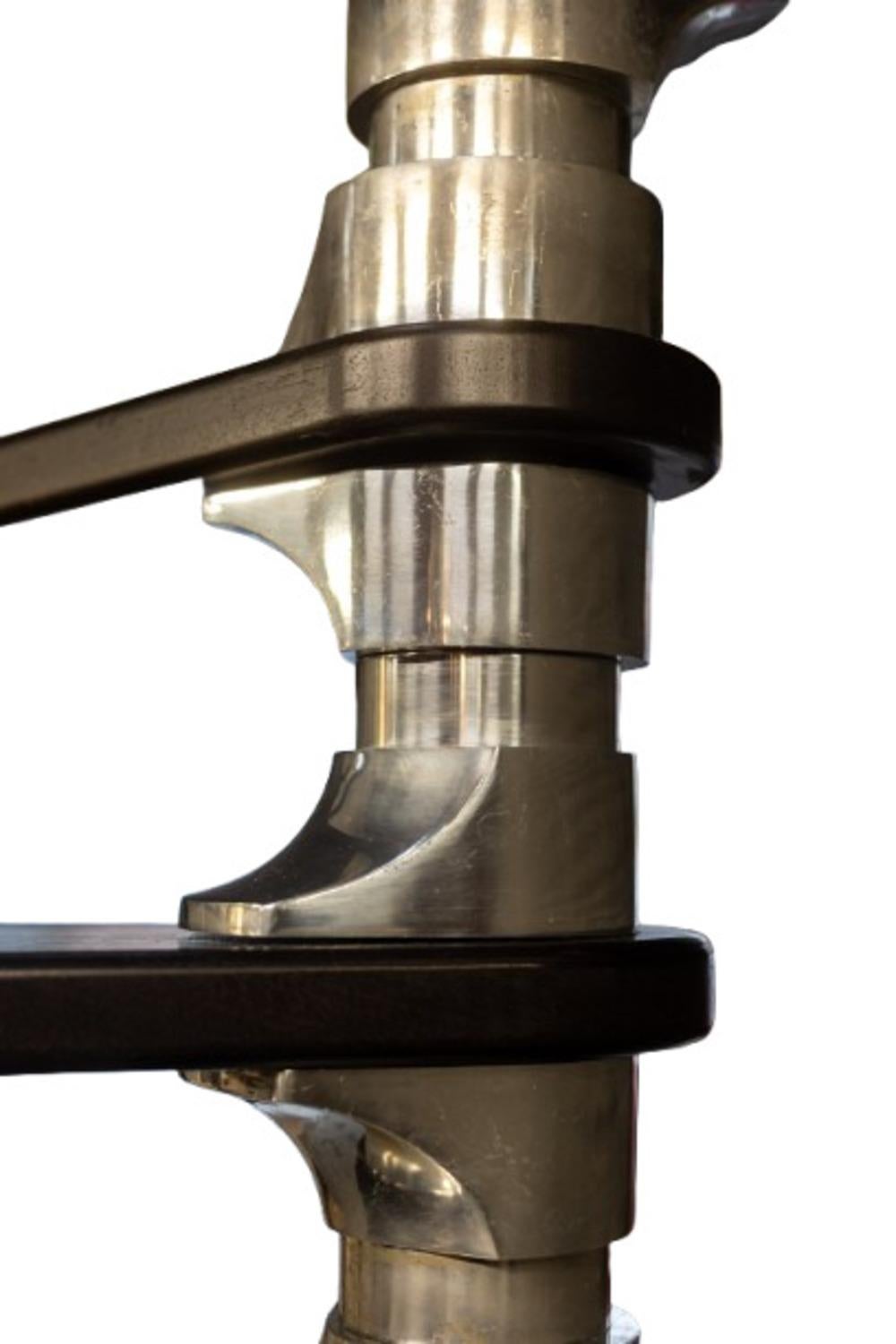 Français Roger Tallon. Escalier en colimaçon en aluminium et acajou. Circa 1970. en vente