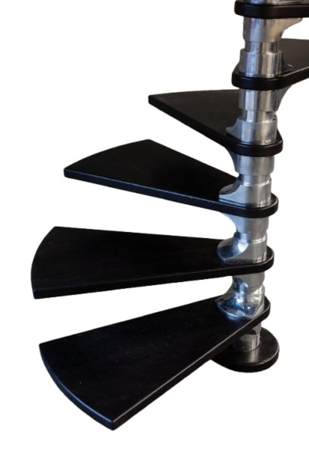 Poli Roger Tallon. Escalier en colimaçon en aluminium et acajou. Circa 1970. en vente