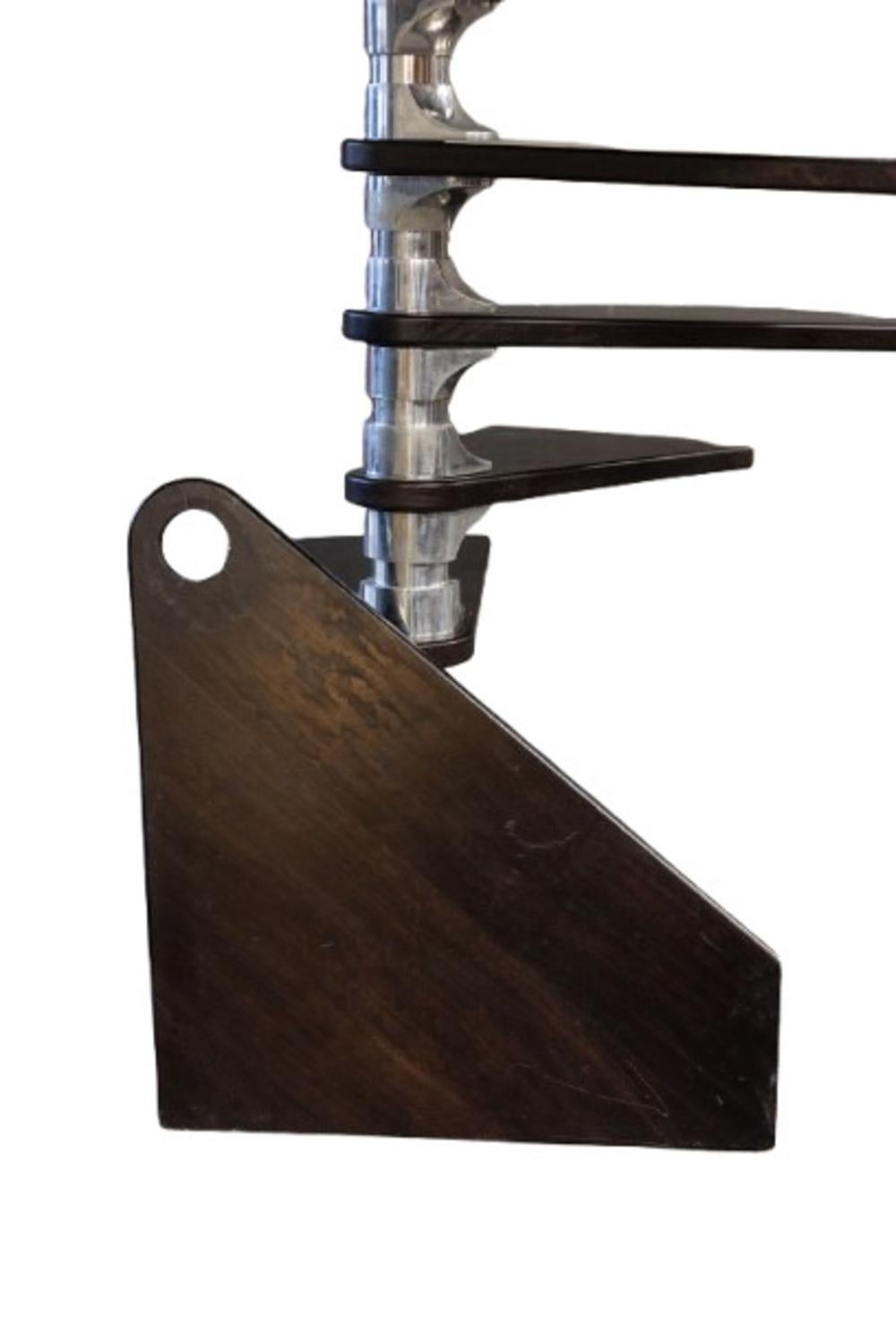 20ième siècle Roger Tallon. Escalier en colimaçon en aluminium et acajou. Circa 1970. en vente