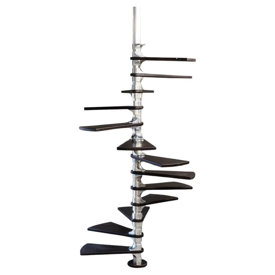 Roger Tallon. Spindeltreppe aus Aluminium und Mahagoni. Circa 1970.