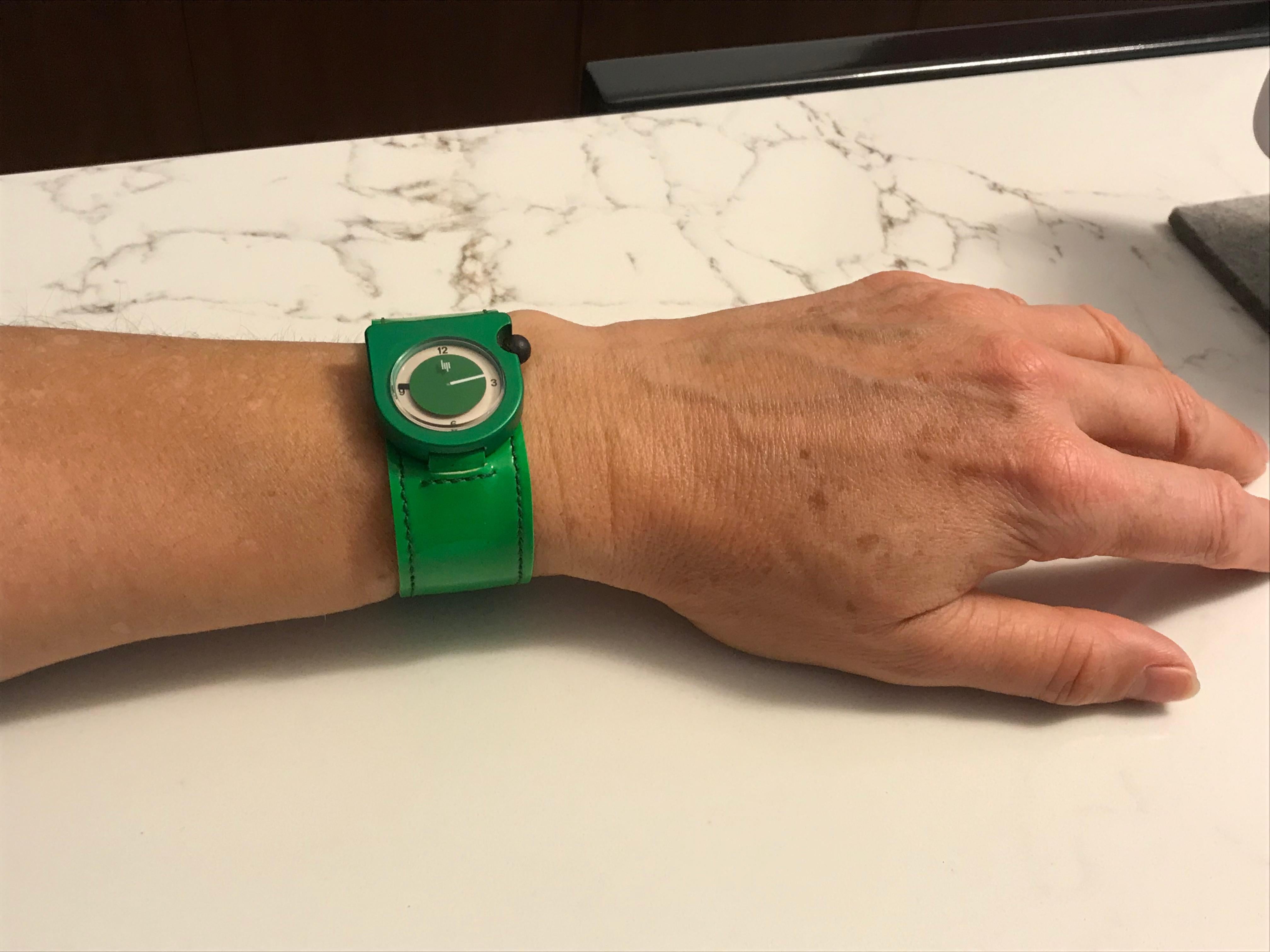 Fun modernist design.
This is a wind-up watch.
Works fine.
It does not use a battery.
Neon green band.
It fits a small wrist, 6