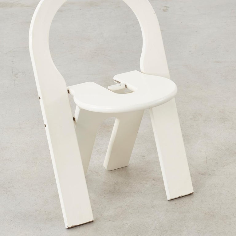 Chaise pliante en bois peinte en blanc TS de Roger Tallon, Édition Sentou  En vente sur 1stDibs