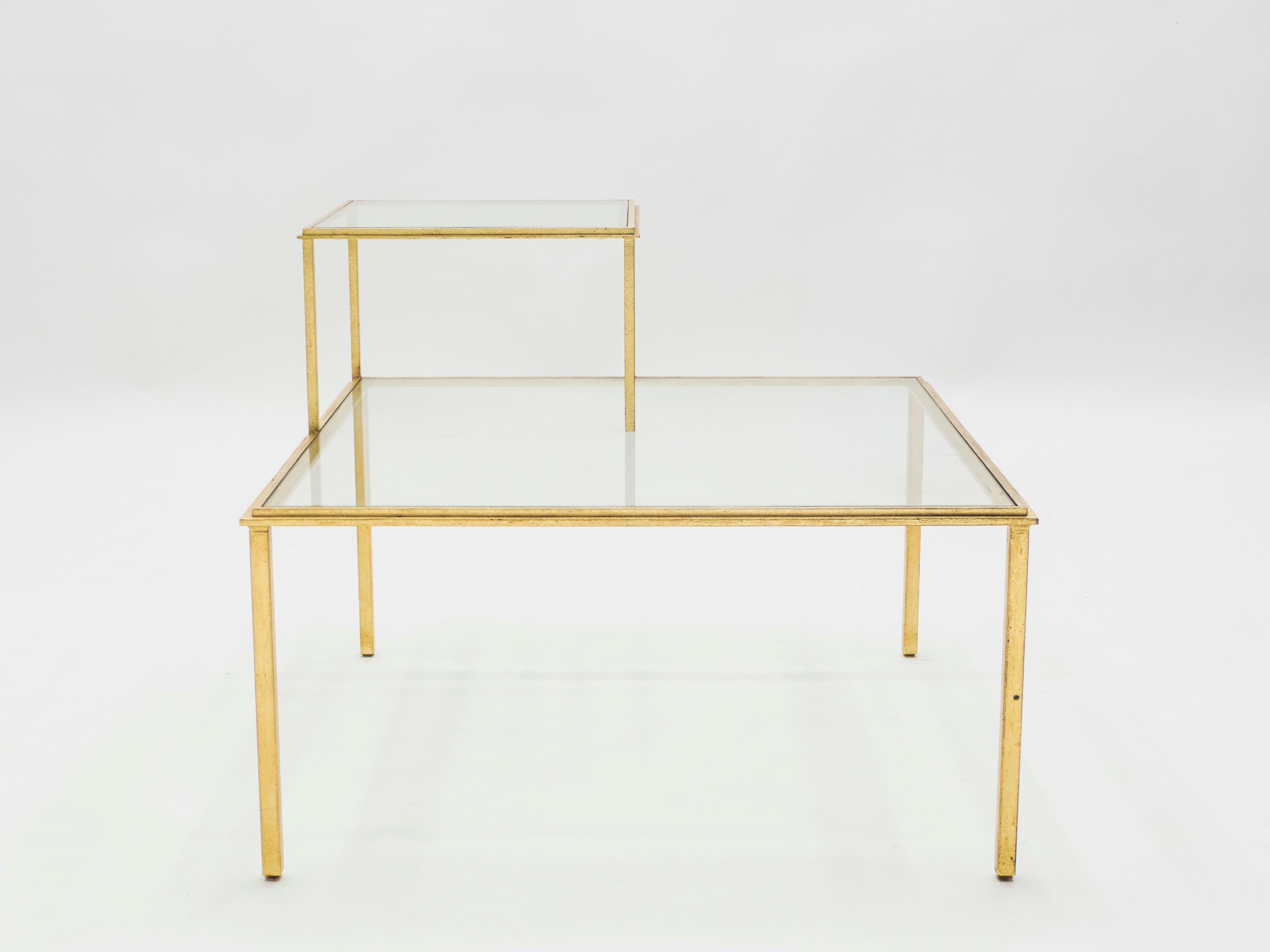 Embellissez votre intérieur avec la véritable élégance de cette table basse ou grande table d'appoint signée et estampillée par Roger et Robert Thibier dans les années 1960. Scintillant dans une finition dorée antique, cette table basse artisanale
