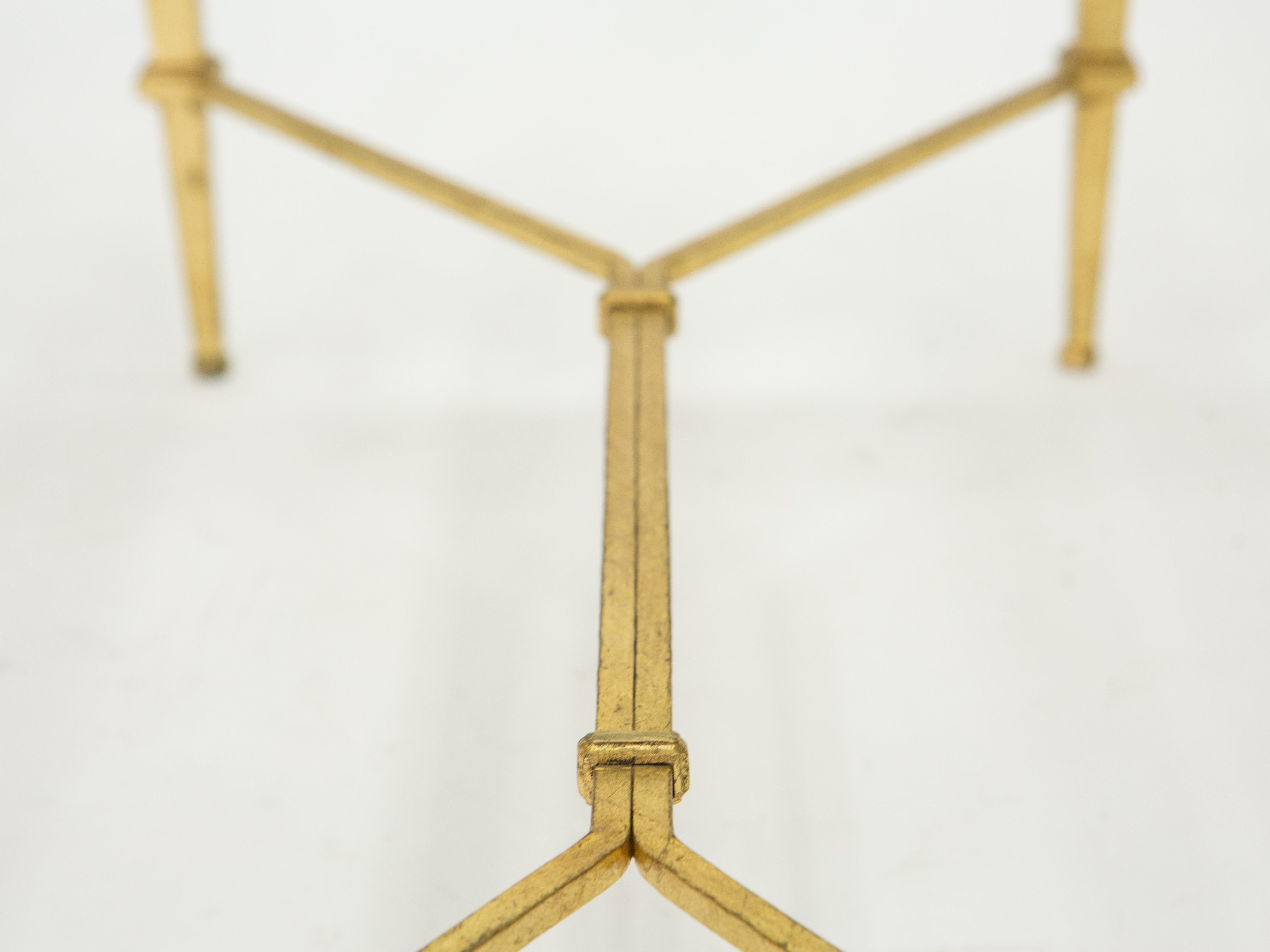 Table d'appoint Roger Thibier à deux niveaux en fer forgé doré et verre, années 1960 en vente 1