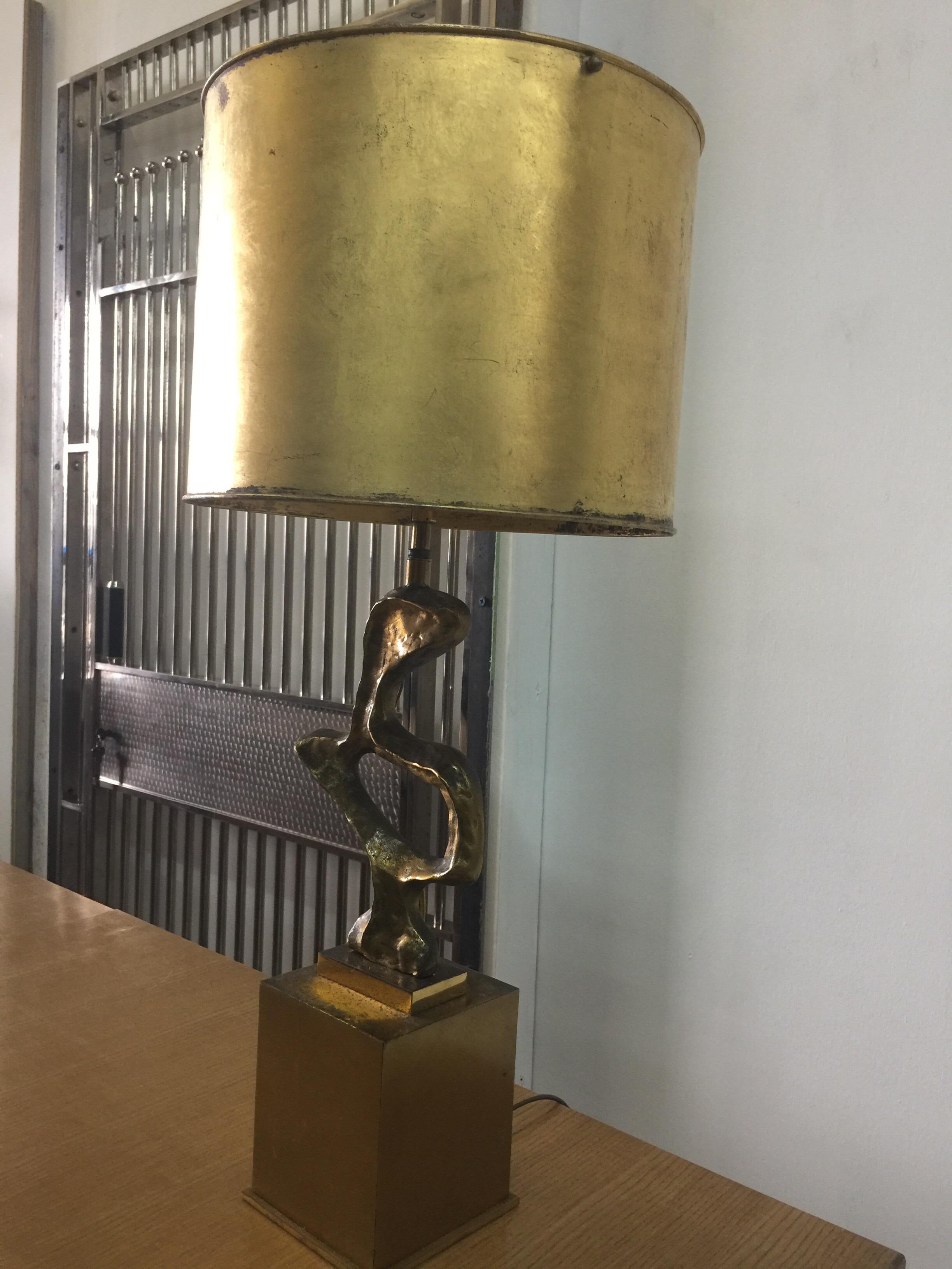 Signed R. Thibier & Papineau - gilt bronze table lamp by the French artist designer Roger Thibier, neoclassical style, Art Deco inspiration. Very exclusive and great quality. Original shade is gilded and included in price. Three (3) European sockets