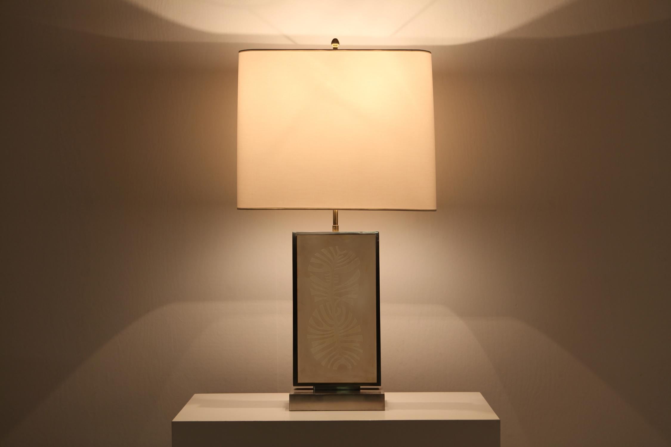 Laiton Roger Vanhevel - Impressionnante lampe de bureau en laiton gravé en vente