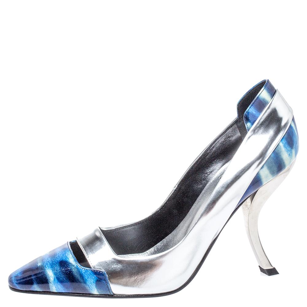 These pumps from Roger Vivier prove that fashion and comfort can go hand in hand too! The silver and blue pumps are crafted from glitter leather and feature pointed toes with cutout on the vamps. They flaunt comfortable leather-lined insoles and 10