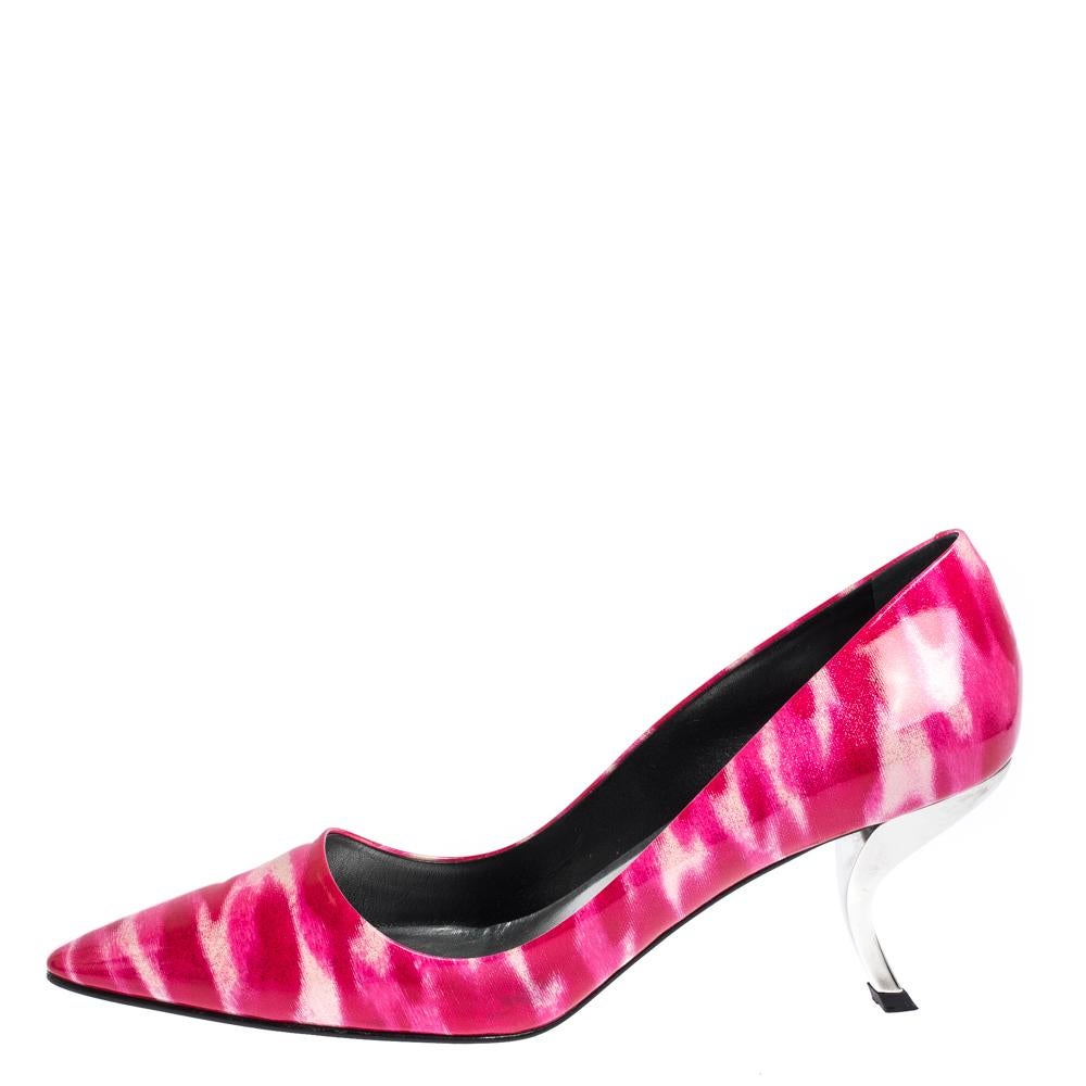 The abstract prints on these pumps look absolutely amazing. From the house of Roger Vivier, the pumps are made from patent leather and elevated on 8 cm curved heels. Add this gorgeous pair of luxury pumps to your wardrobe today.

Includes:Original