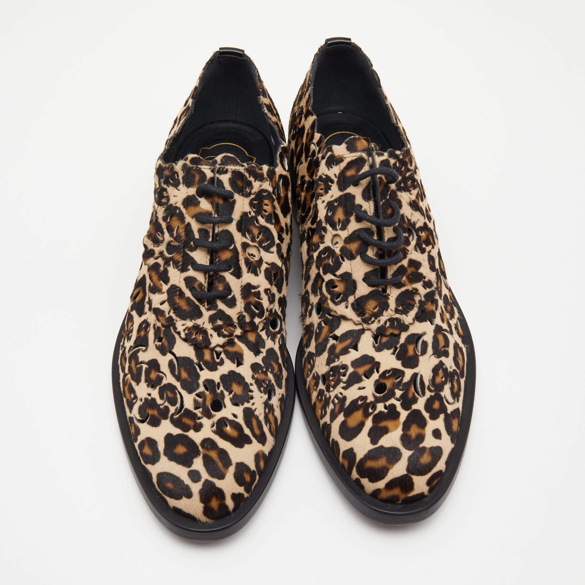 Look exemplary as you style these Oxfords from Roger Vivier with your attire. They are created using beige-brown leopard-printed calf hair and feature laser-cut detailing, lace-ups on the vamps, and a sturdy shape. Treat your feet to this fabulous