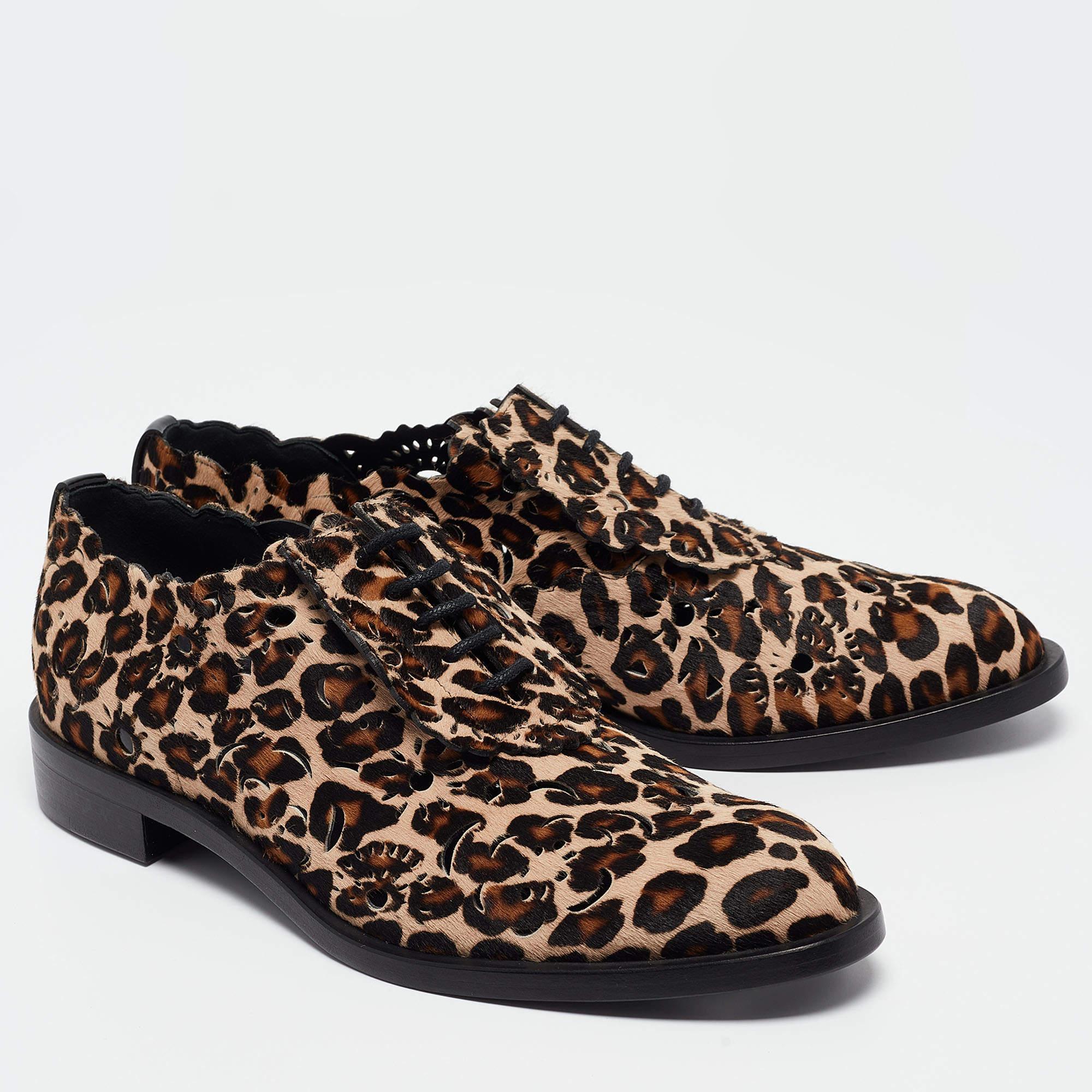 Roger Vivier Beige/Brown Leopard Print Laser Cut Calf Hair Lace Up Derby Size 40 In New Condition For Sale In Dubai, Al Qouz 2