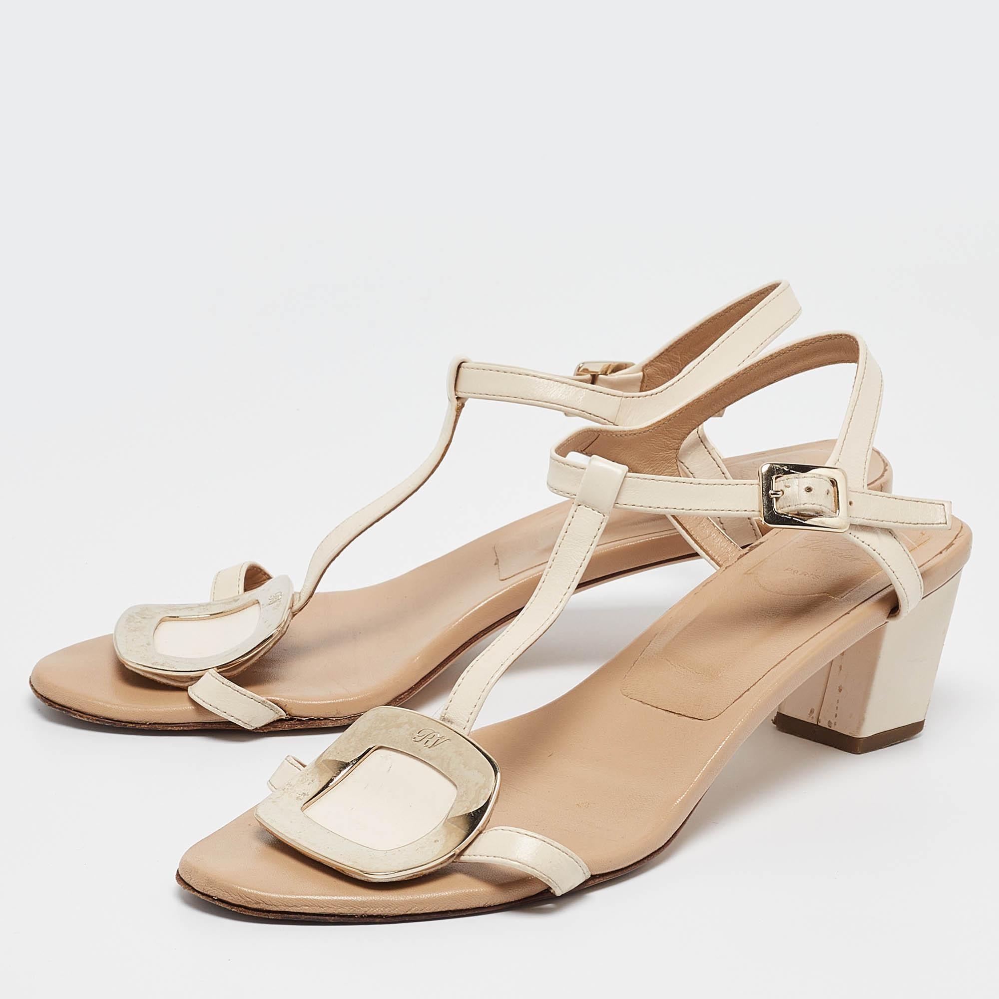 Questi sandali incorniceranno i tuoi piedi in modo elegante. Realizzate con materiali di qualità, presentano un design di classe e solette confortevoli.