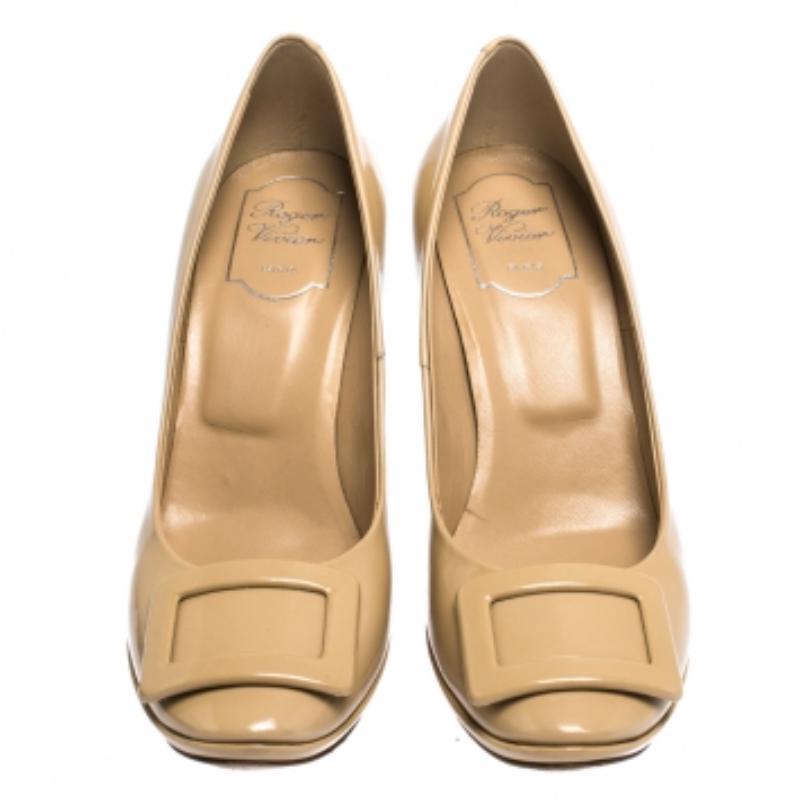 Roger Vivier Beige Patent Leather Square Toe Pumps Size 39 en Bueno estado para la venta en Dubai, Al Qouz 2