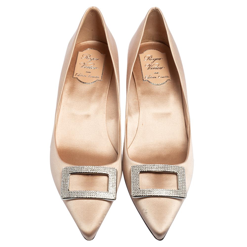 Draped lavishly using beige satin, these gorgeous pumps from the House of Roger Vivier will lend a stylish and smoothly-finished touch to your style. They flaunt a crystal-embellished motif on the pointed toes and are set beautifully on 6.5 cm