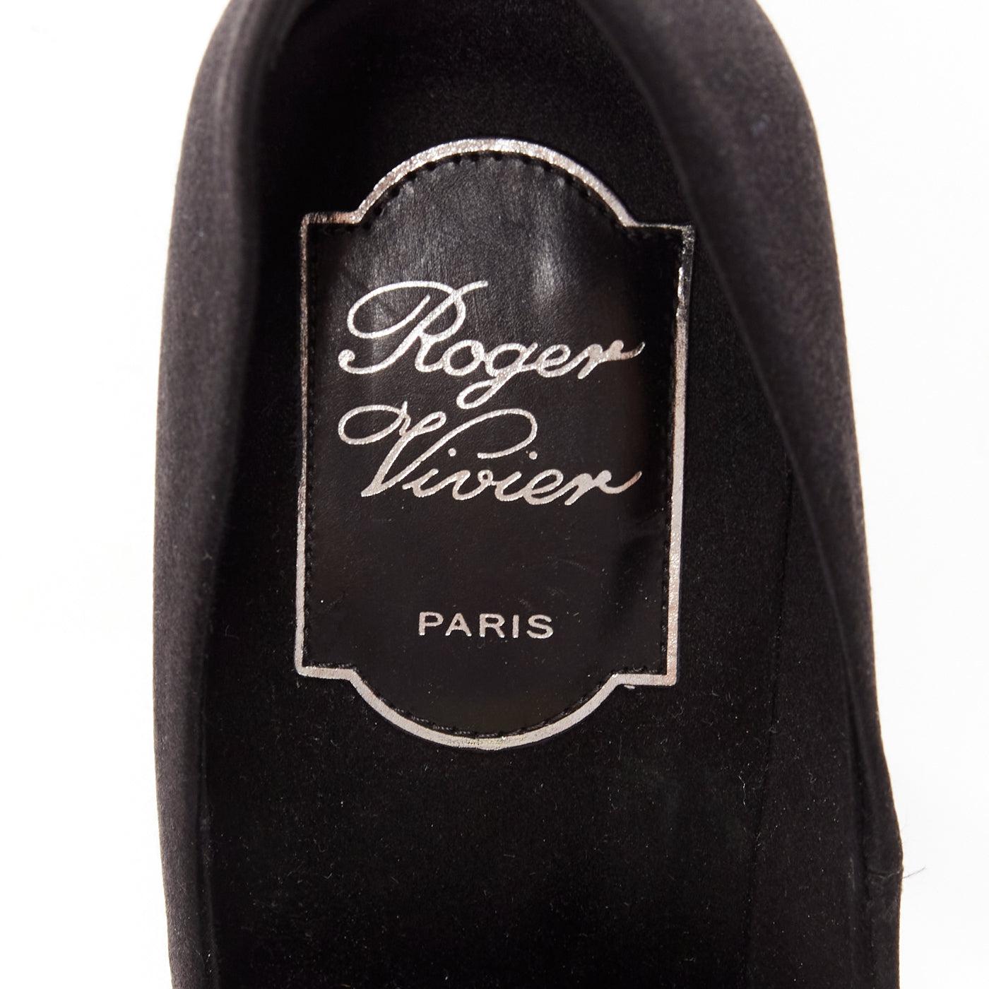 ROGER VIVIER Belle Trompete satin noir boucles carrées en cristal escarpins EU34 en vente 5