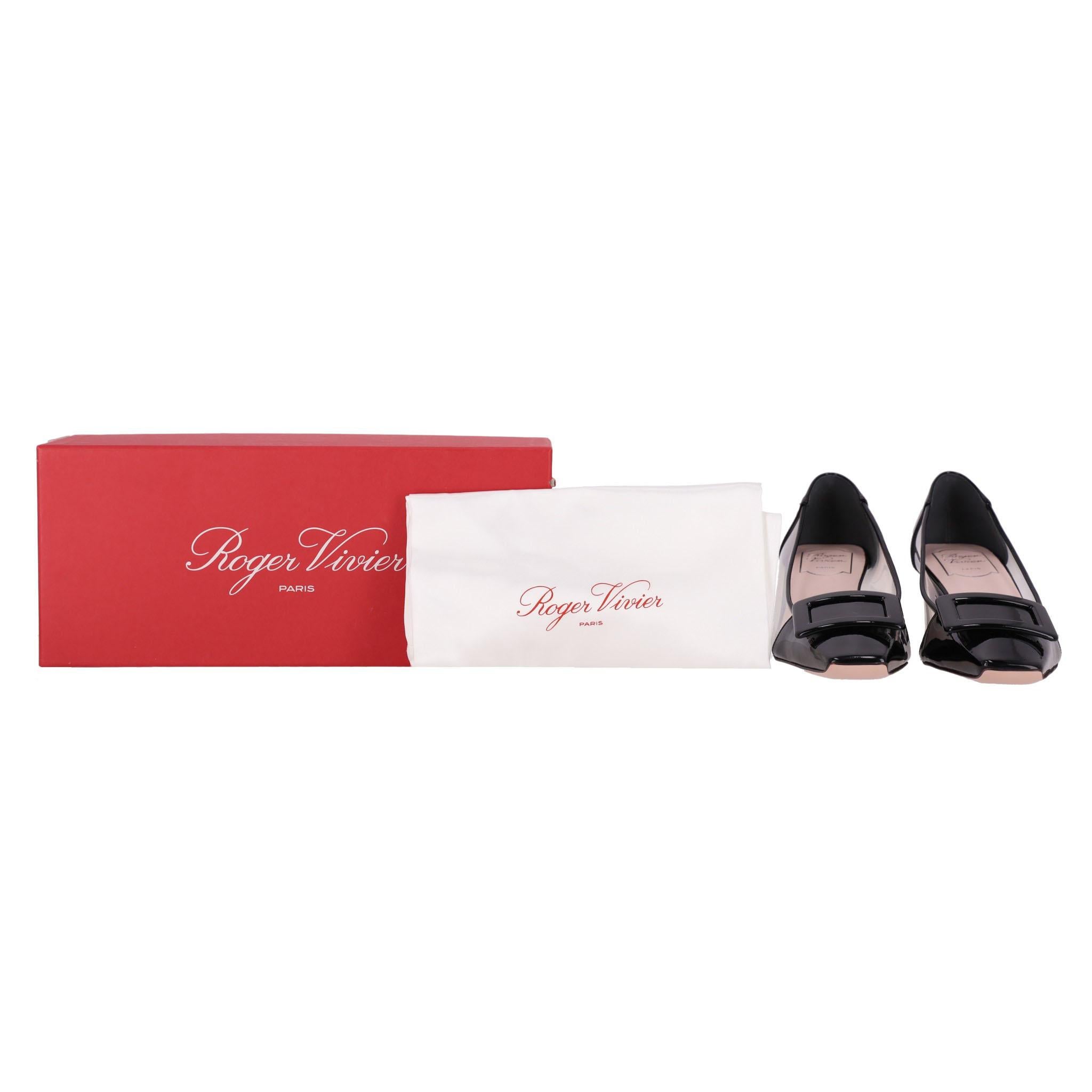 Roger Vivier Belle Vivier Pumps aus Lackleder mit PVC-Einsätzen

Schwarze Belle Vivier Absätze aus glänzendem Lackleder mit transparenten PVS-Einsätzen an den Seiten.

Mit den charakteristischen Schnallen an der quadratischen Zehenpartie und dem