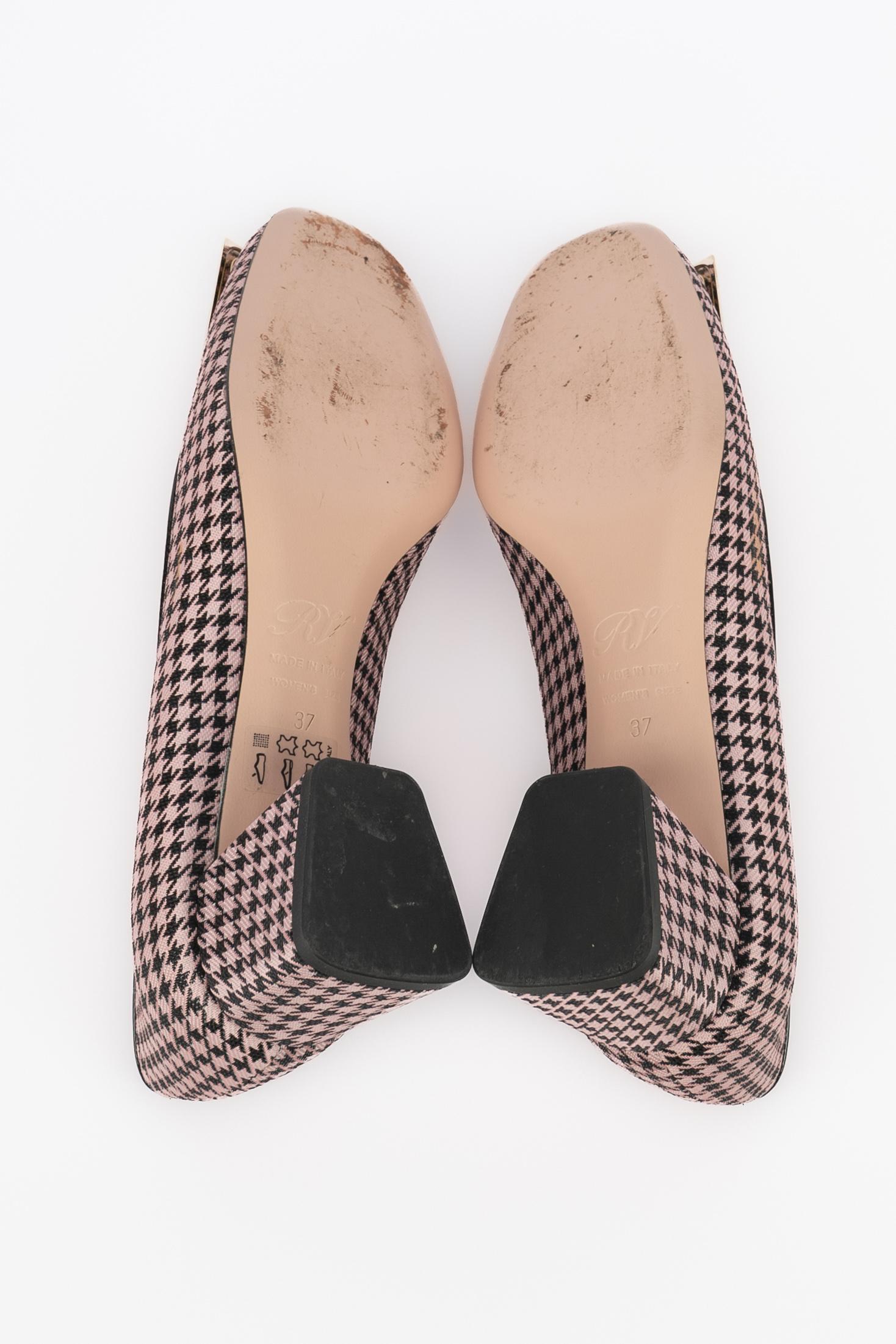 Scarpe nere e rosa Roger Vivier in vendita 5