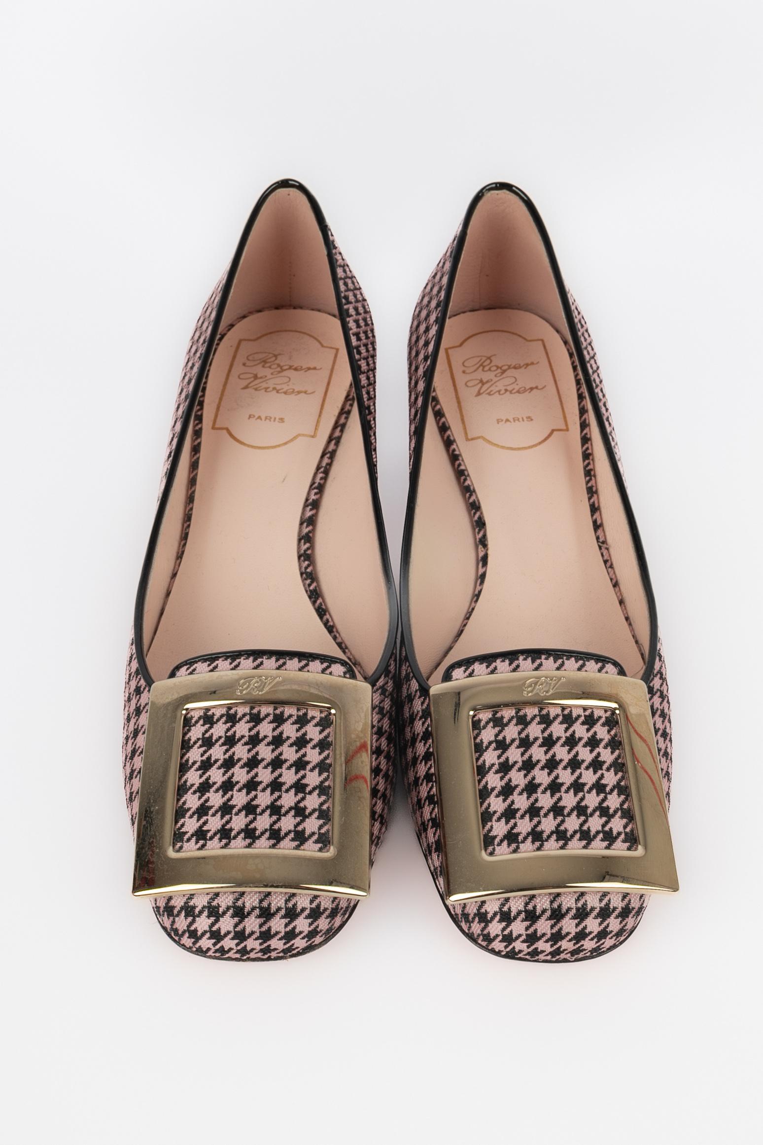 ROGER VIVIER - (Made in Italy) Scarpe in pelle e tela nei toni del nero e del rosa.

Condizioni:
Ottime condizioni

Dimensioni:
Taglia 37

SKU:CH45
