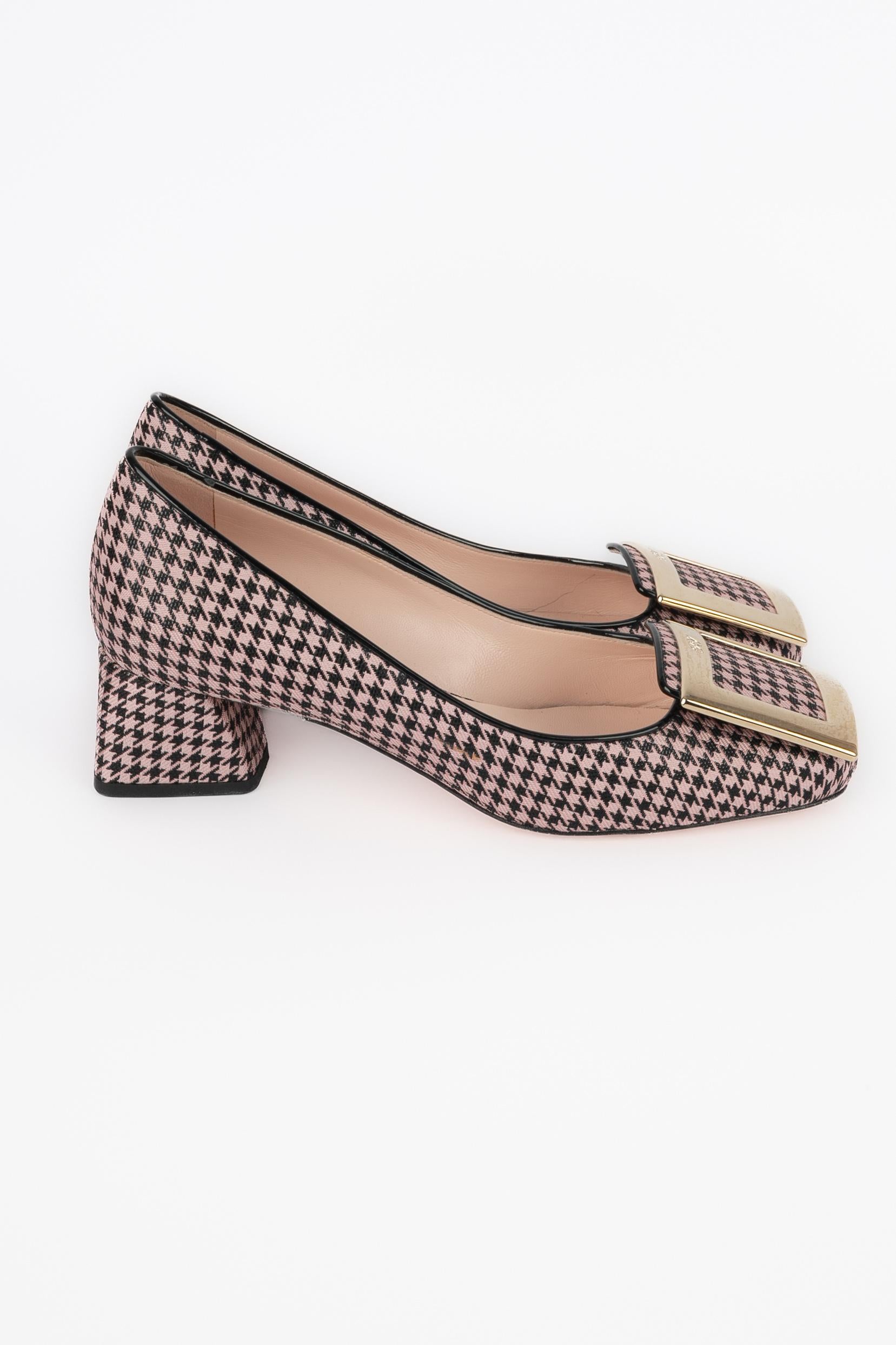 Marrone Scarpe nere e rosa Roger Vivier in vendita
