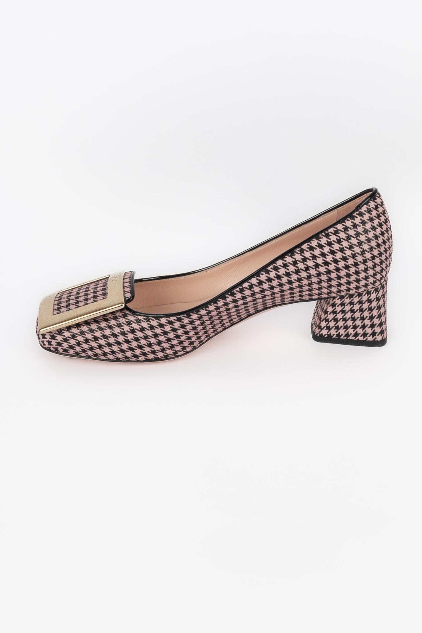 Scarpe nere e rosa Roger Vivier in vendita 2