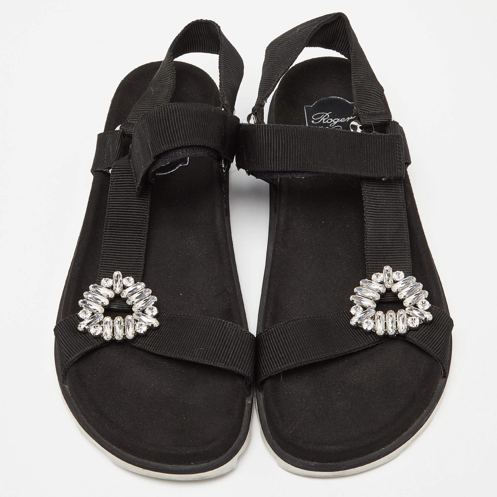 Roger Vivier Black Fabric Crystal Embellished Buckle Trekky Viv' Flat Sandals Si Bon état - En vente à Dubai, Al Qouz 2