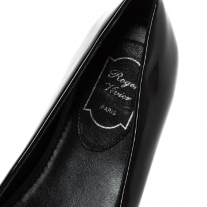Fashion fuses with comfort to create this pair of ballet flats from Roger Vivier. These patent leather shoes carry floral appliques on the round toes and durable soles for lasting wear. The black flats are the perfect choice for long days.