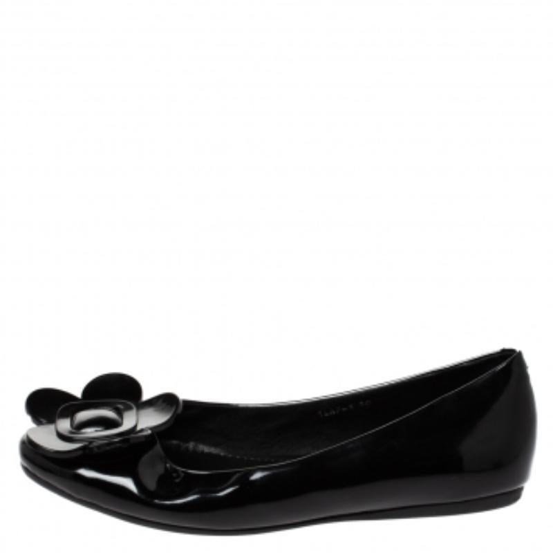 Roger Vivier Black Floral Applique Patent Leather Ballet Flats Size 39 en Bueno estado para la venta en Dubai, Al Qouz 2