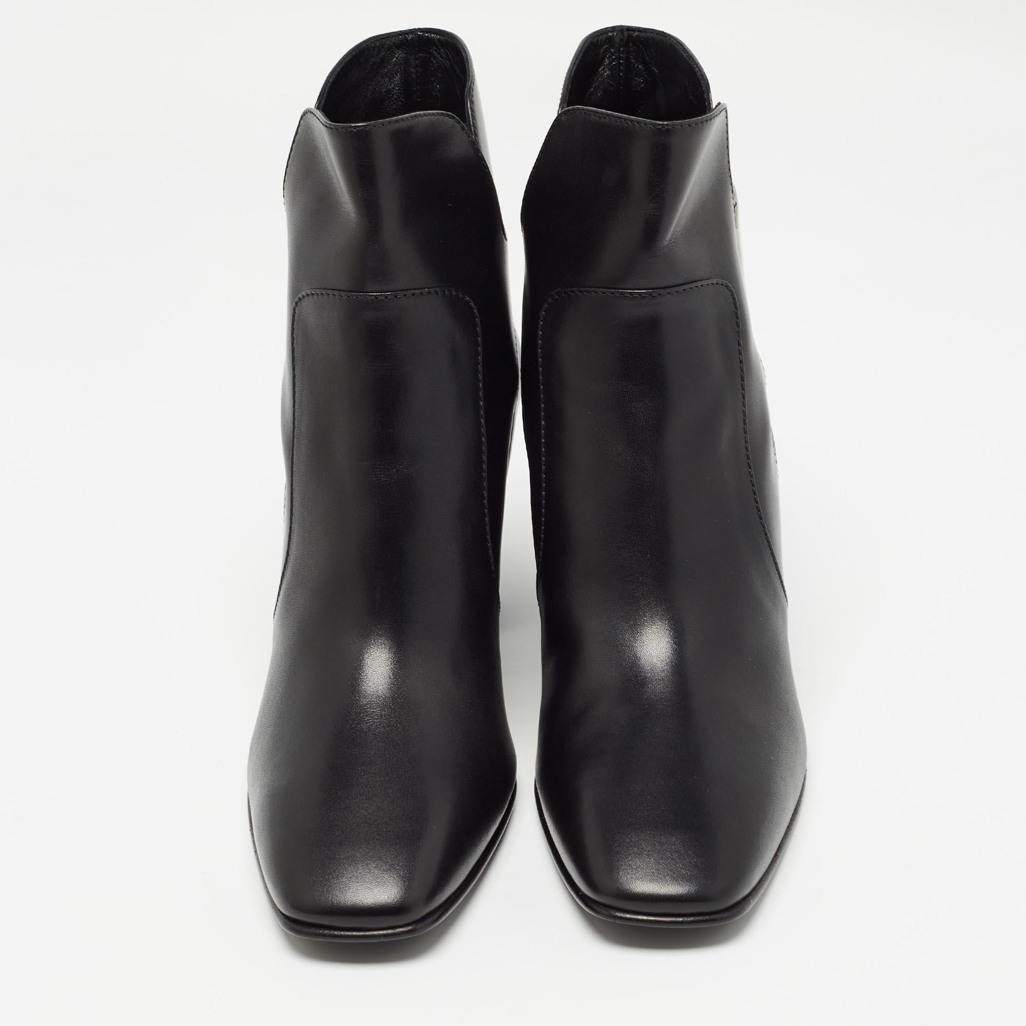 Roger Vivier Black Leather Buckle Ankle Boots Size 40.5 In Good Condition For Sale In Dubai, Al Qouz 2