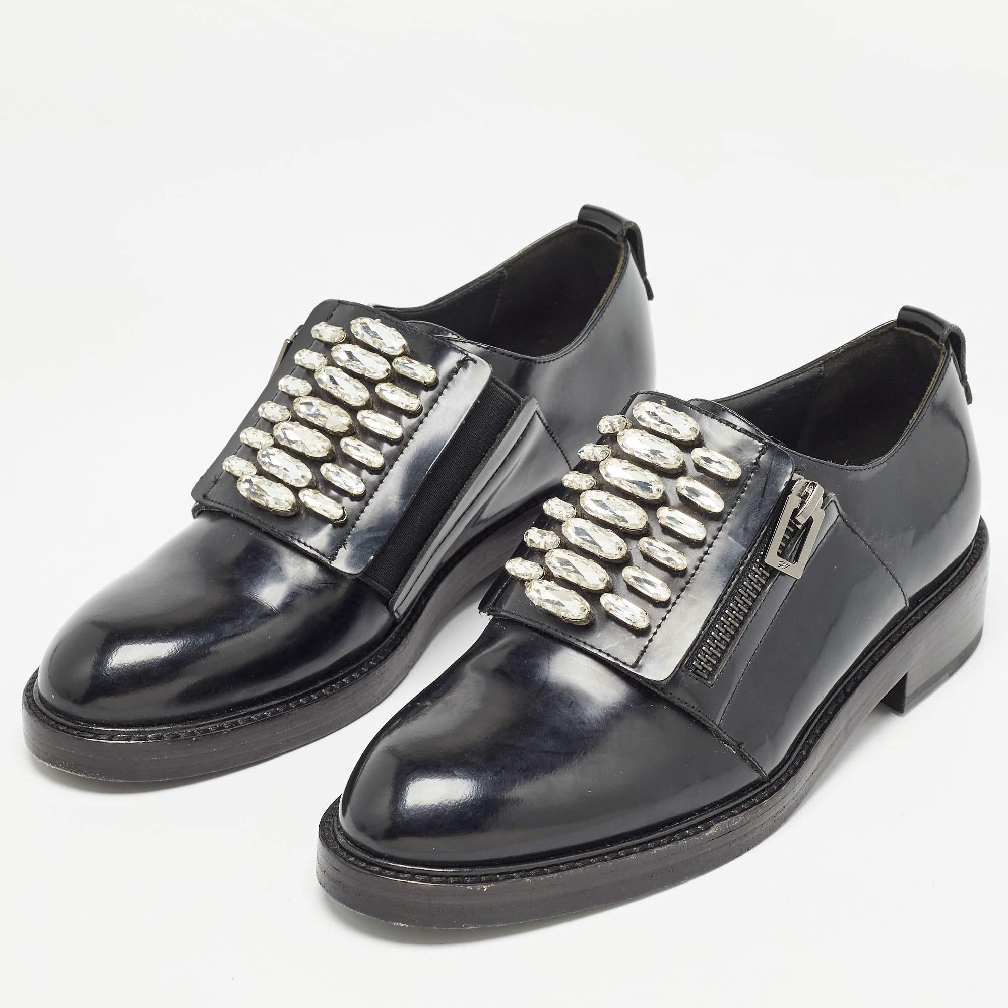 These Roger Vivier oxfords aim to deliver a fashionable result. Constructed using leather and detailed with crystals these shoes are as durable as they are appealing.