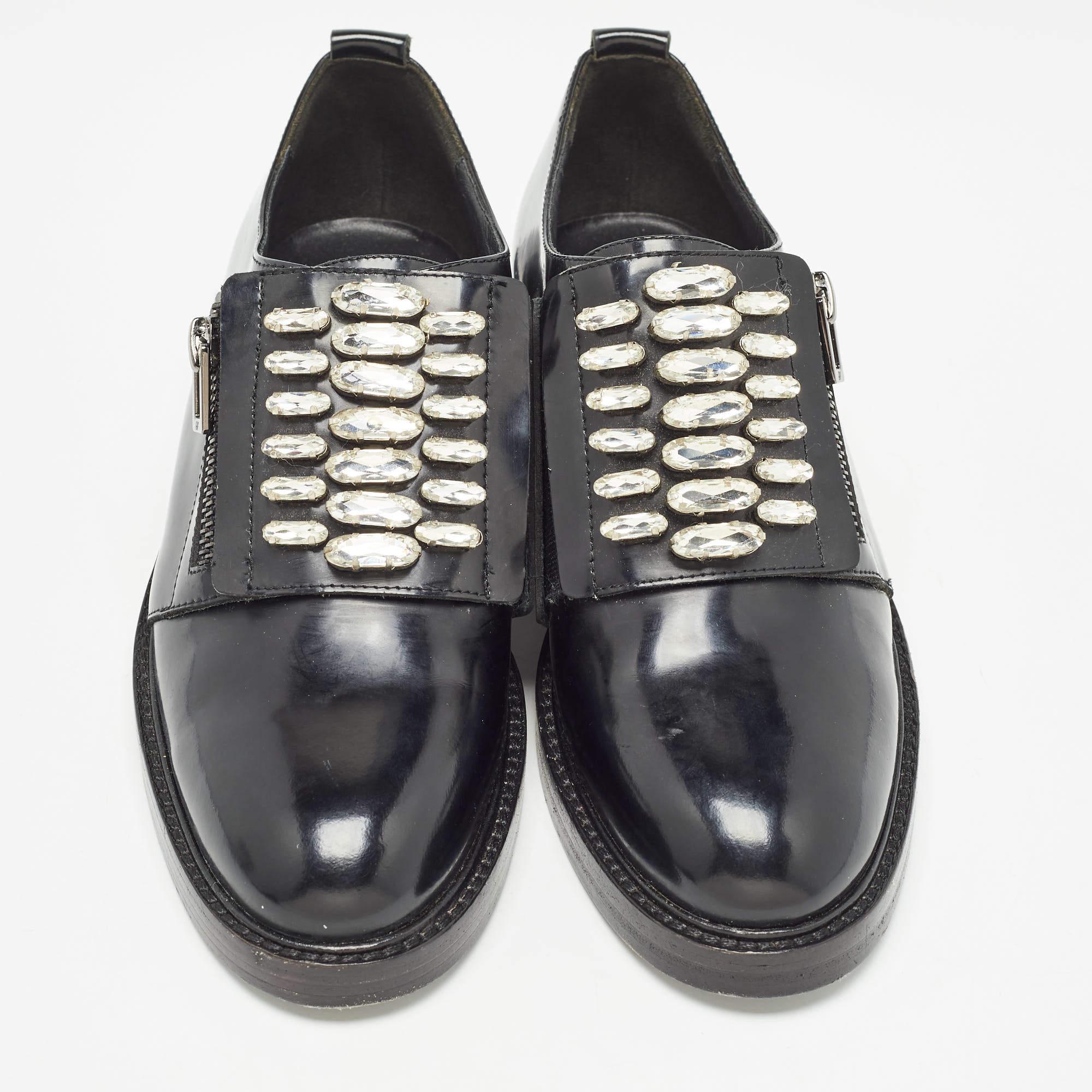 Roger Vivier Black Leather Crystal Embellished Oxfords Size 36 In Good Condition For Sale In Dubai, Al Qouz 2
