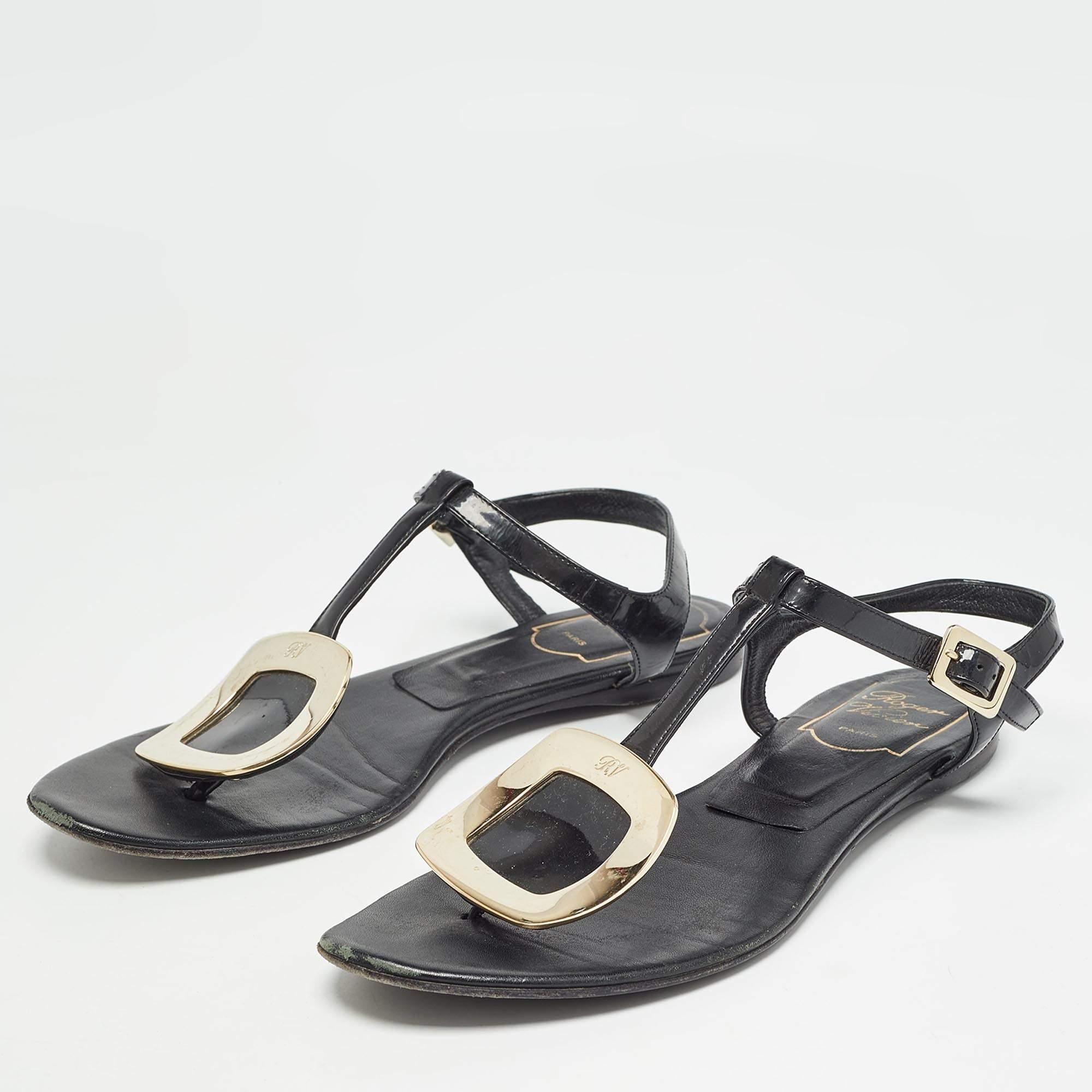 Frame your feet with these Roger Vivier flat sandals. Created using the best materials the flats are perfect with short midi and maxi hemlines.
