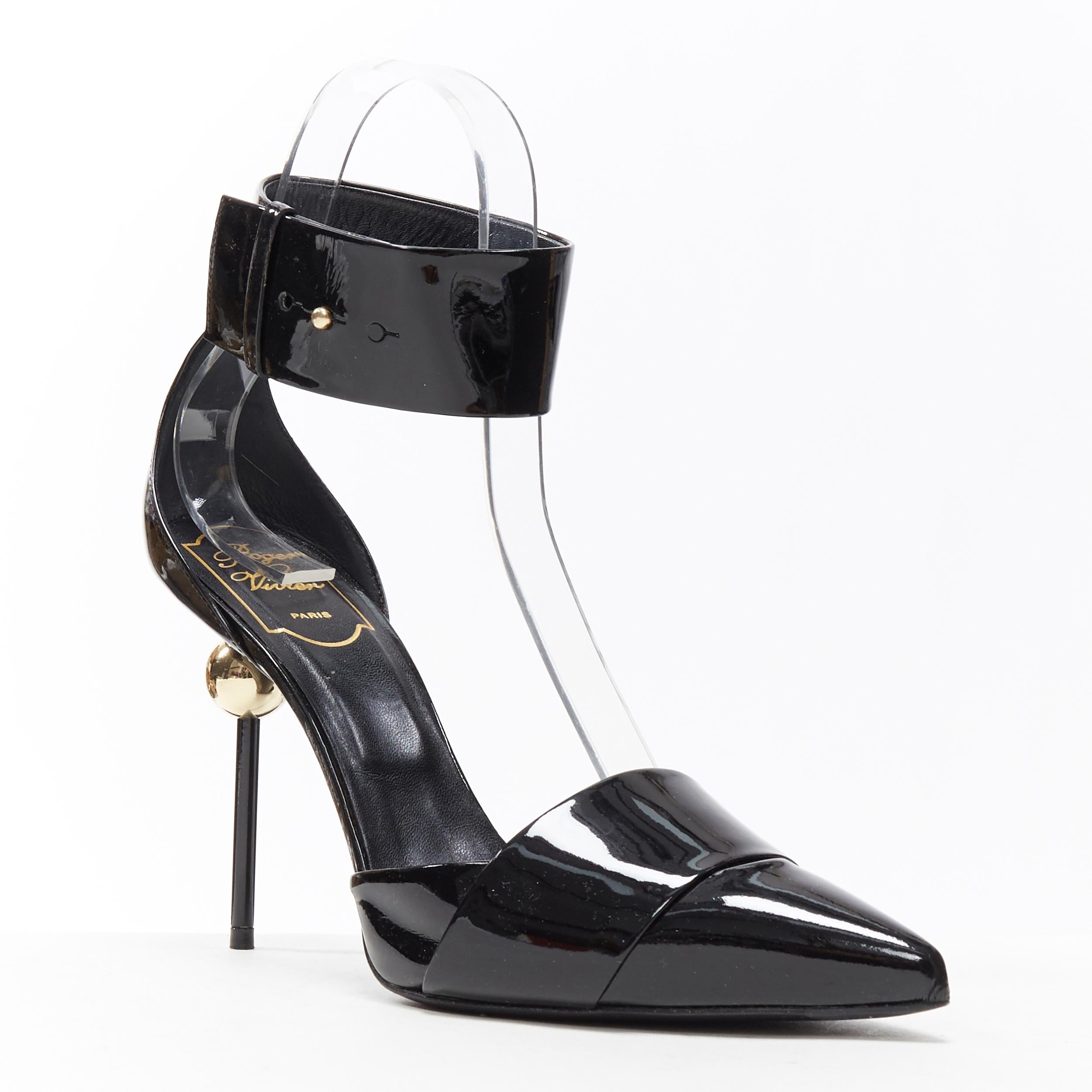 ROGER VIVIER negro charol oro perla tacón alto correa de tobillo bomba dorsay EU37.5
Marca: Roger Vivier
Nombre del modelo / Estilo: Bomba Dorsay
Material: Charol
Color: Negro
Patrón: Sólido
Cierre: Correa de tobillo
Detalle extra: Tacón alto (3-3,9