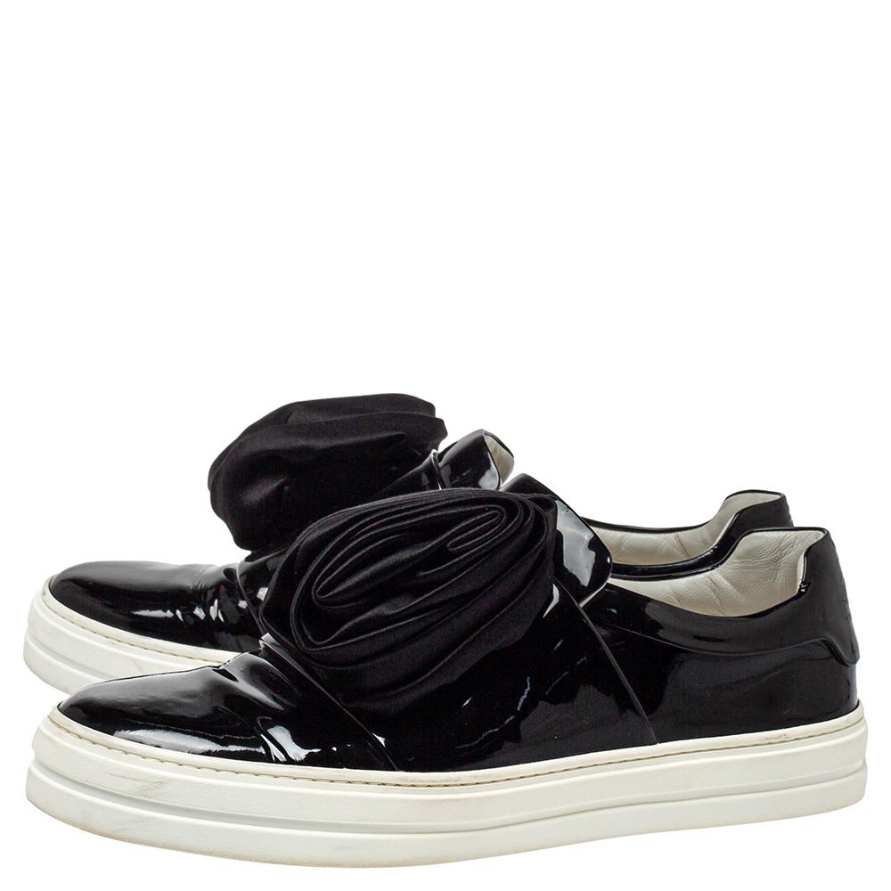 Roger Vivier Black Patent Leather And Satin Slip On Sneakers Size 38 In Good Condition In Dubai, Al Qouz 2