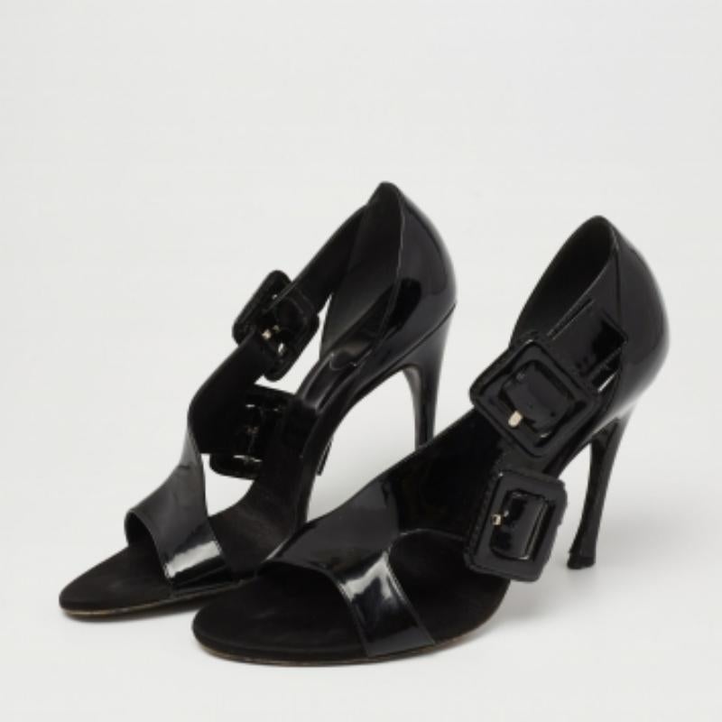 Con un elegante estilo d'Orsay, estas sandalias de Roger Vivier son chic y contemporáneas. Su parte superior de charol está decorada con múltiples diseños de hebillas y se asienta sobre unos tacones de 11 cm. Los detalles en tono plateado añaden
