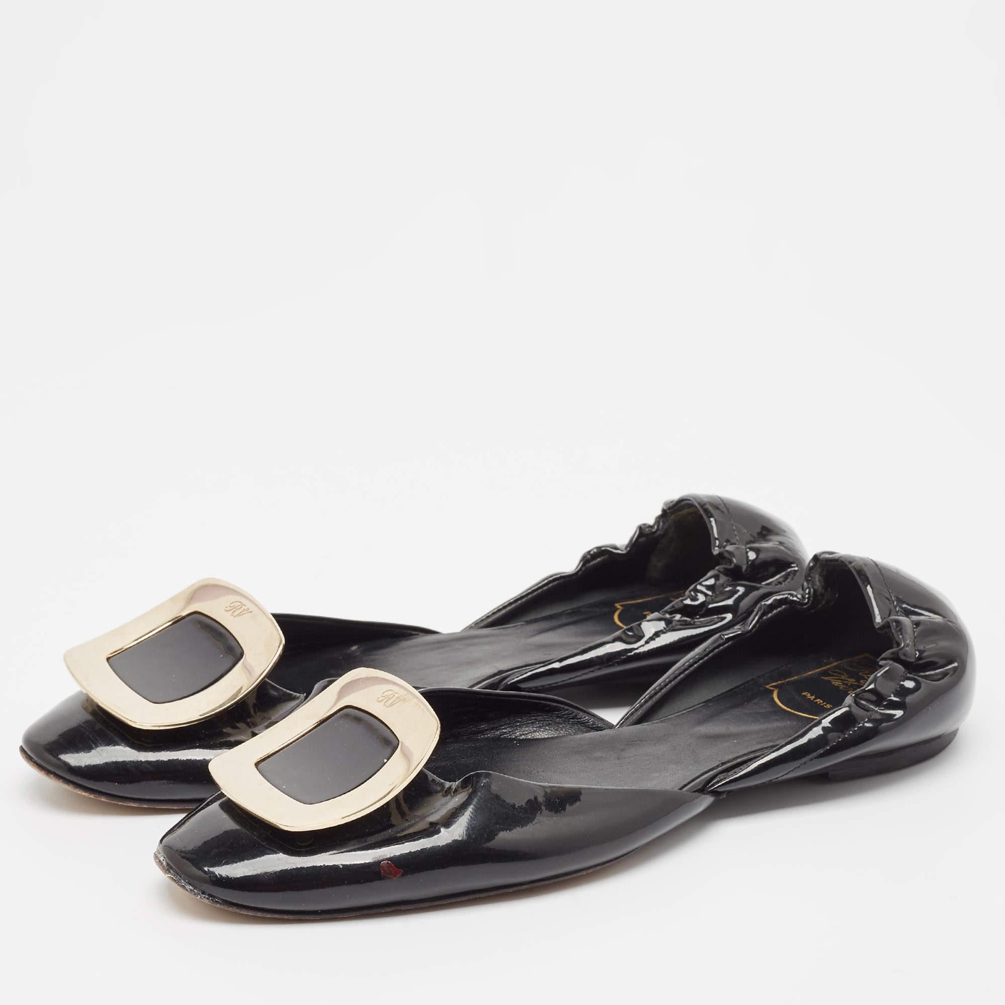 When comfort meets style  we get these well designed ballet flats by Roger Vivier. Made in Italy from patent leather  they feature round toes  buckle detailing  and comfortable insoles for all day ease.