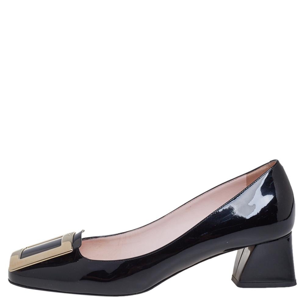 The retro vibe of these Très Vivier pumps by Roger Vivier will add oodles of style to your ensemble. Crafted from patent leather in a black shade, they are accented with gold-tone buckles on the uppers. The pumps are adorned with sculptural heels