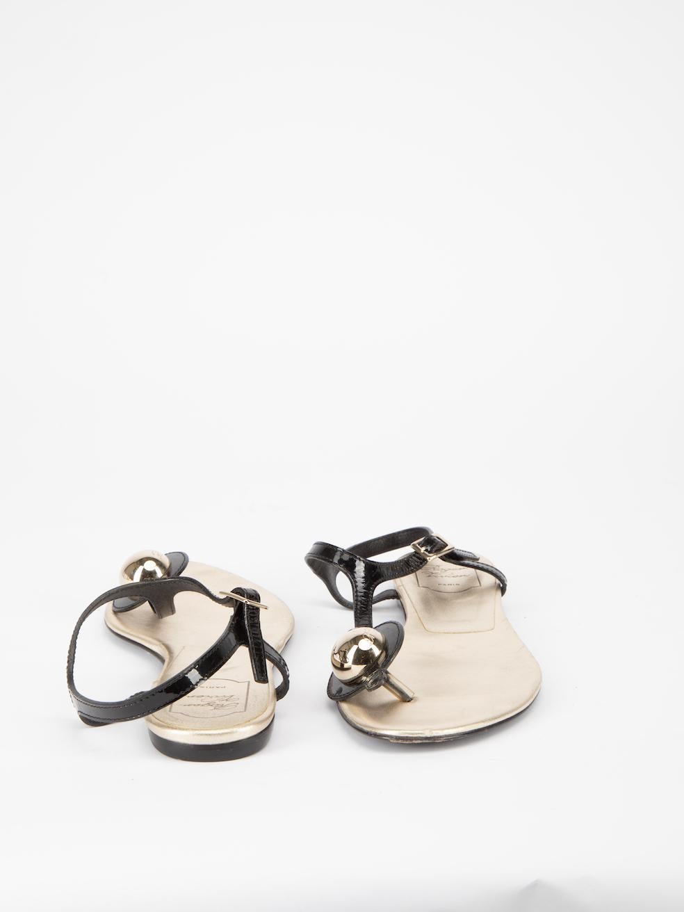 Roger Vivier Sandalias planas con puntera de charol negro talla IT 40.5 Beige en venta