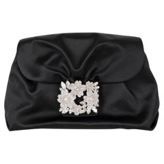 ROGER VIVIER - Pochette EFFLORESCENCE en satin noir