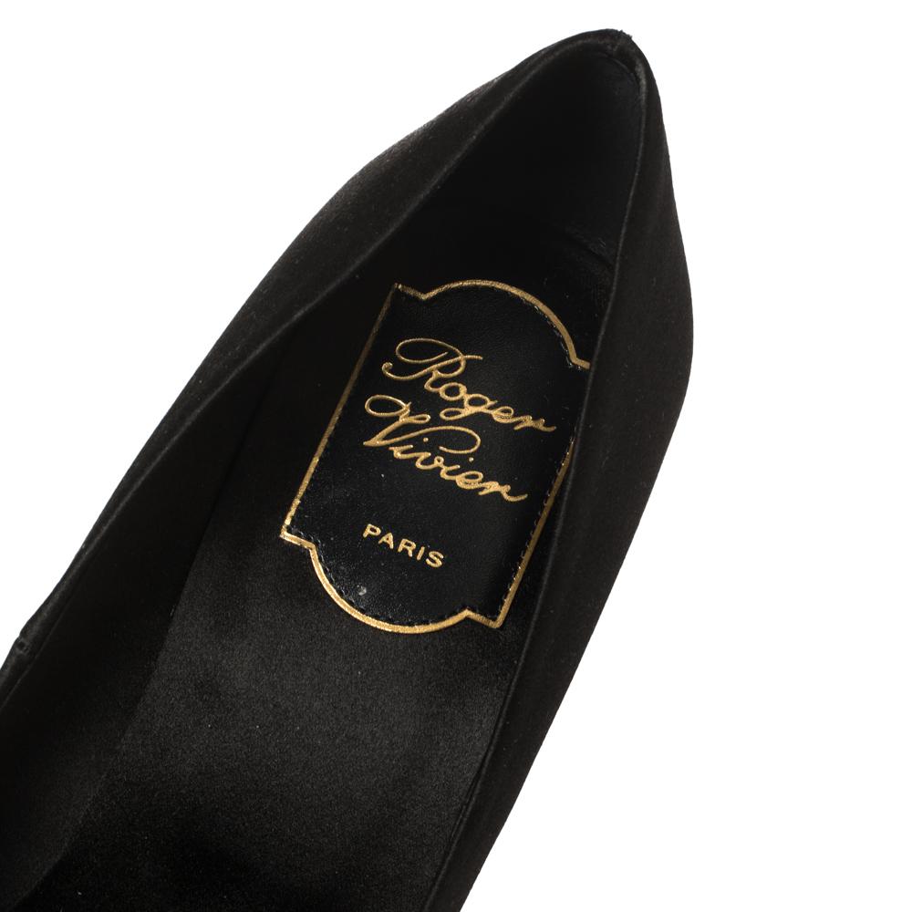 Roger Vivier Black Satin Limelight Buckle Pumps Size 37.5 In Excellent Condition In Dubai, Al Qouz 2