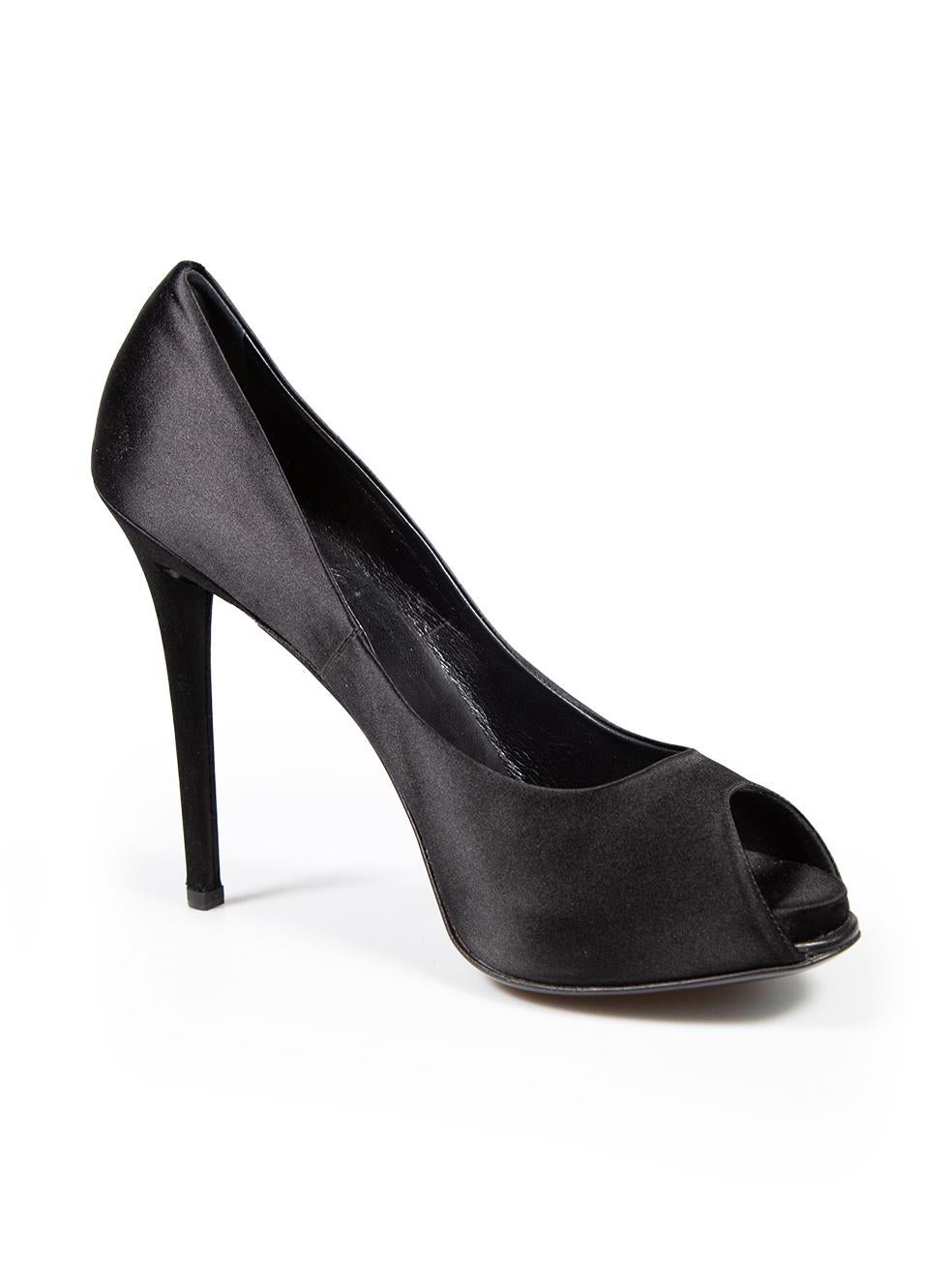 L'ÉTAT est très bon. L'usure des talons est minime. Petites abrasions à l'avant, à l'arrière et aux talons des deux chaussures sur cet article de revente de designer Roger Vivier utilisé.
 
 
 
 Détails
 
 
 Noir
 
 Satin
 
 Chaussures à talons
 
