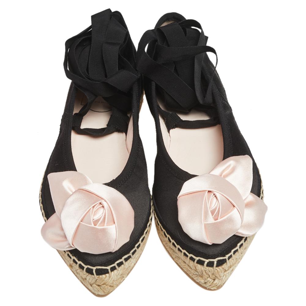 Queste espadrillas di Roger Vivier sono realizzate in raso e presentano dettagli di rose sulla punta e lacci da avvolgere intorno alle caviglie. Questo favoloso paio ti farà innamorare di nuovo delle scarpe.

Include: Scatola originale, libretto