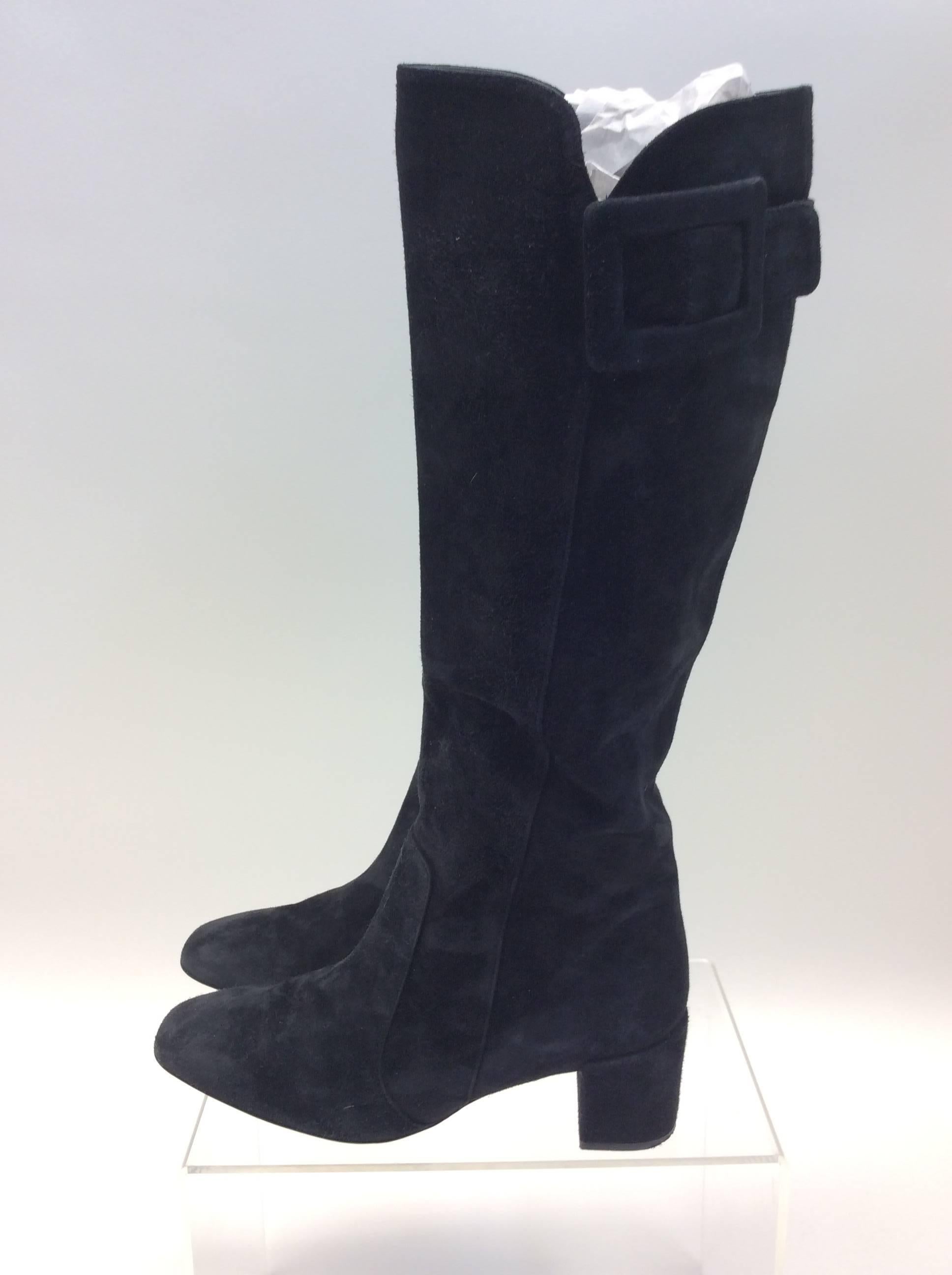 Roger Vivier Black Suede Boots
$250
Made in Italy
Size 35
2” Heel
15” Tall
