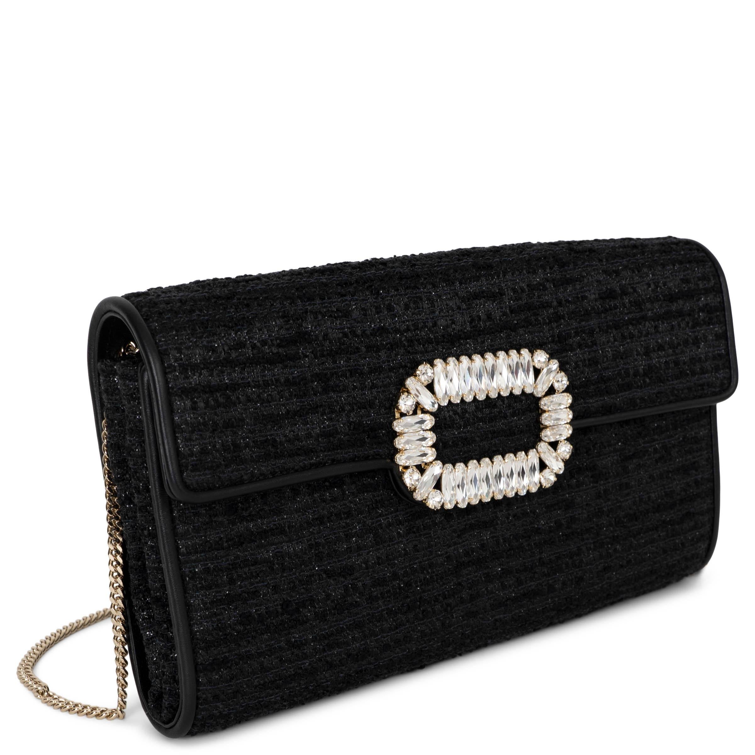 Questa pochette Bouquet Mini di Roger Vivier, autentica al 100%, è realizzata in tweed nero e ornata da una scintillante spilla in vetro trasparente che evoca l'opulenza tipica del marchio. Presenta una tracolla a catena in ottone dorato per essere