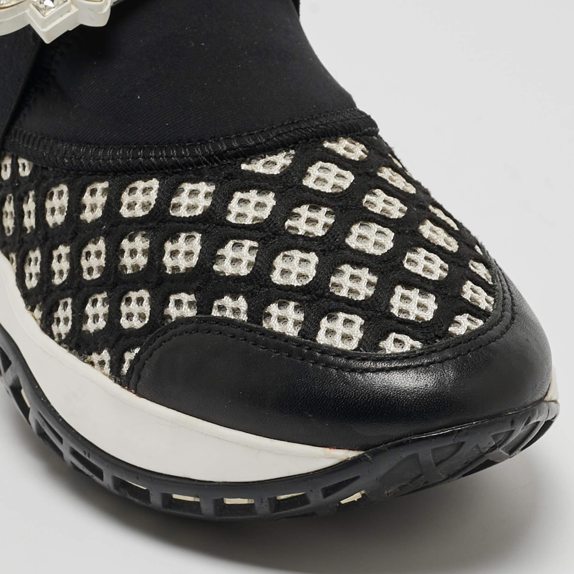 Roger Vivier Black/White Mesh and Neoprene Viv Run Strass Sneakers Size 35 en vente 1