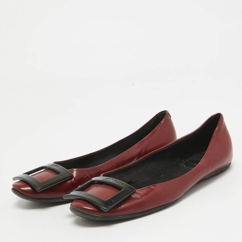 Defined by comfort and effortless style no wardrobe is ever complete without a pair of chic ballet flats. This pair is lovely to look at and is equipped with elements like a comfortable insole and a durable sole.