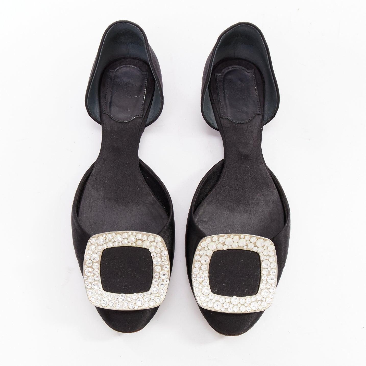 ROGER VIVIER Chips Strass satin noir boucles cristal dorsales EU35
Référence : GEGG/A00210
Marque : Roger Vivier
Modèle : Chips Strass
Matière : Satin
Couleur : noir, argent
Motif : Solide
Fermeture : Slip On
Doublure : Tissu noir
Détails