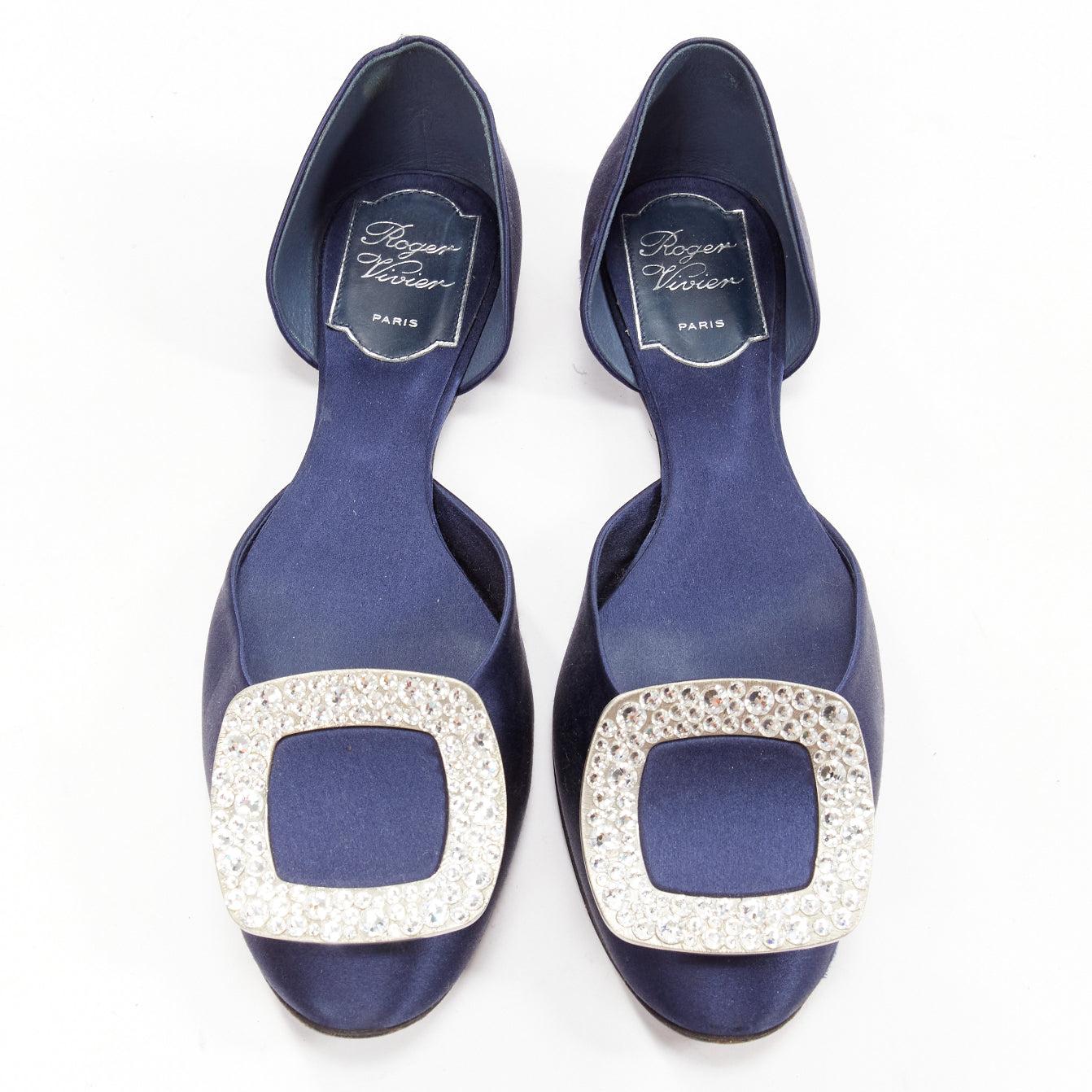 ROGER VIVIER Chips Strass navy satin crystal square buckles flat shoes EU35
Reference: YIKK/A00045
Brand: Roger Vivier
Model: Chips Strass
Material: Satin, Metal
Color: Navy, Silver
Pattern: Crystals
Closure: Slip On
Lining: Navy Fabric
Made in: