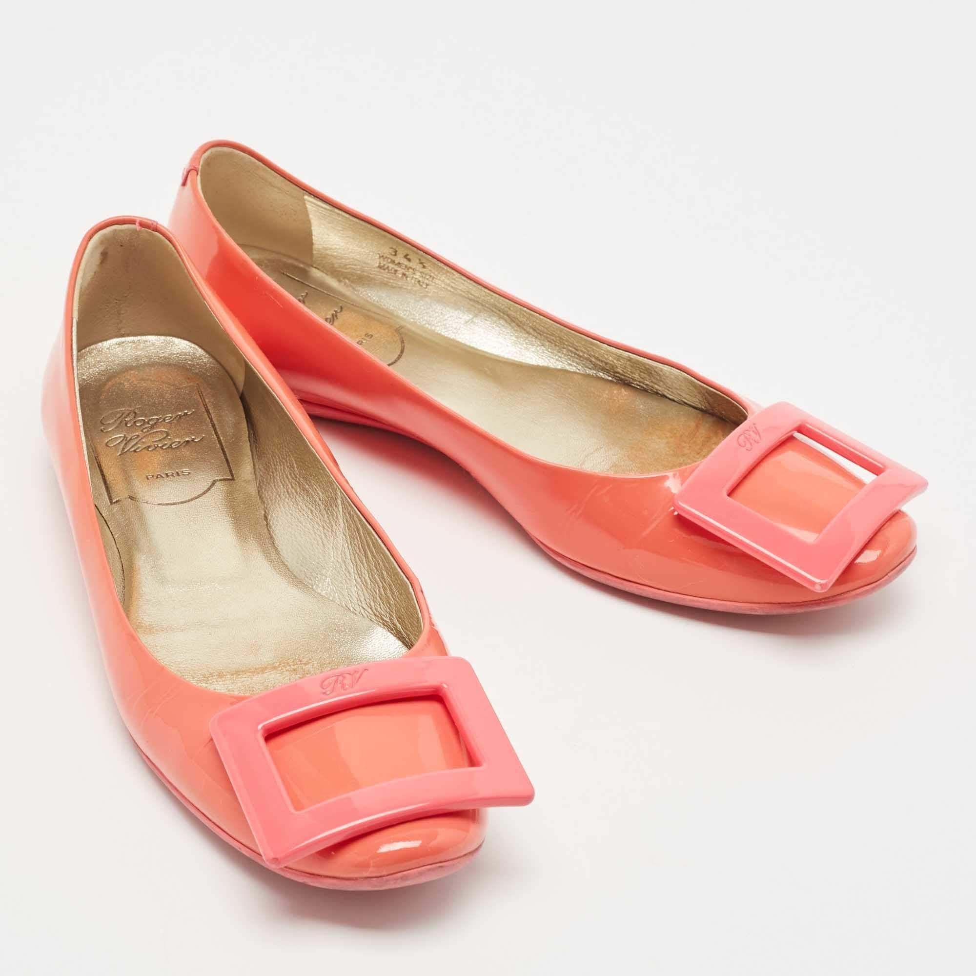Roger Vivier Coral Pink Patent Leather Belle Vivier Ballet Flats Size 34.5 In Good Condition For Sale In Dubai, Al Qouz 2