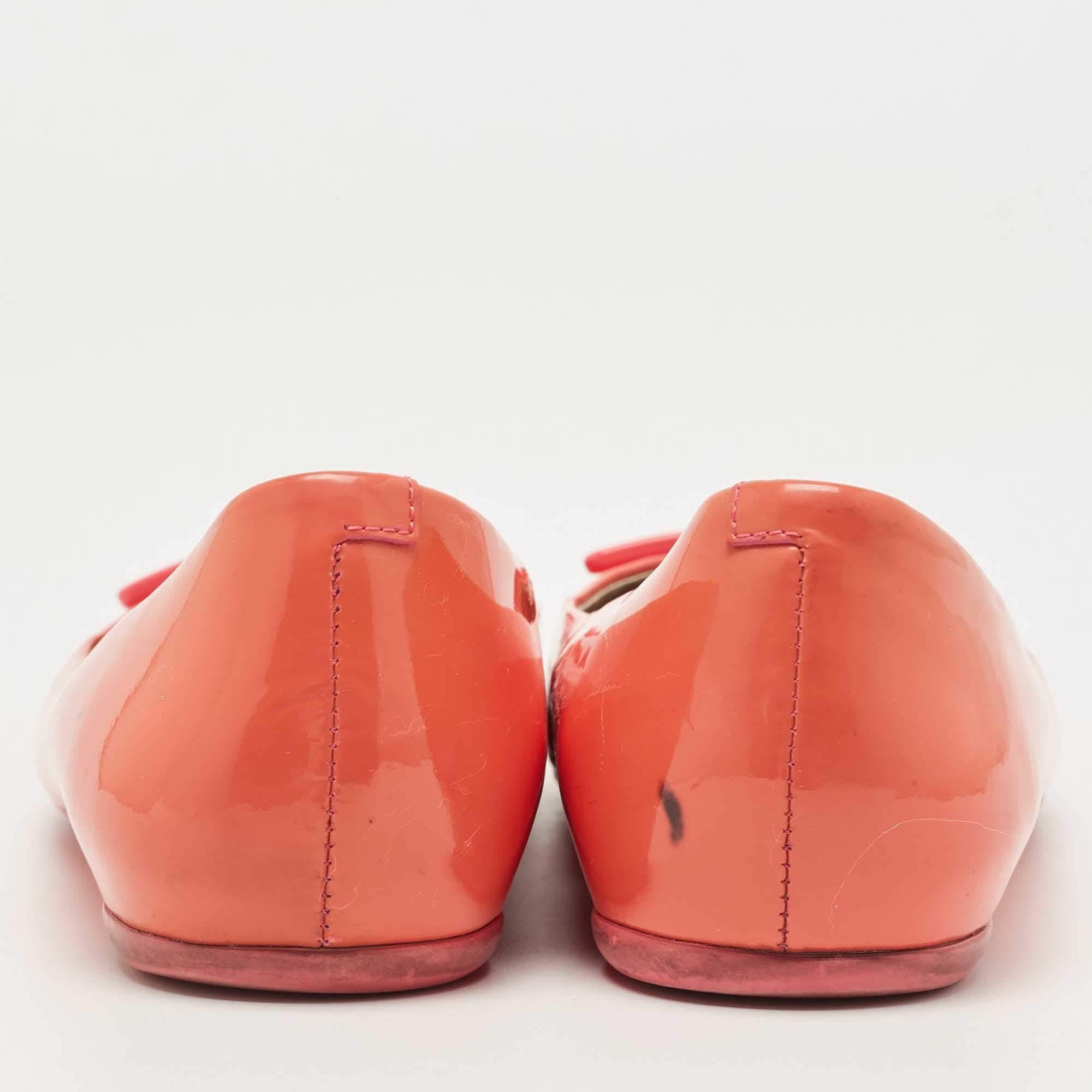 Women's Roger Vivier Coral Pink Patent Leather Belle Vivier Ballet Flats Size 34.5 For Sale